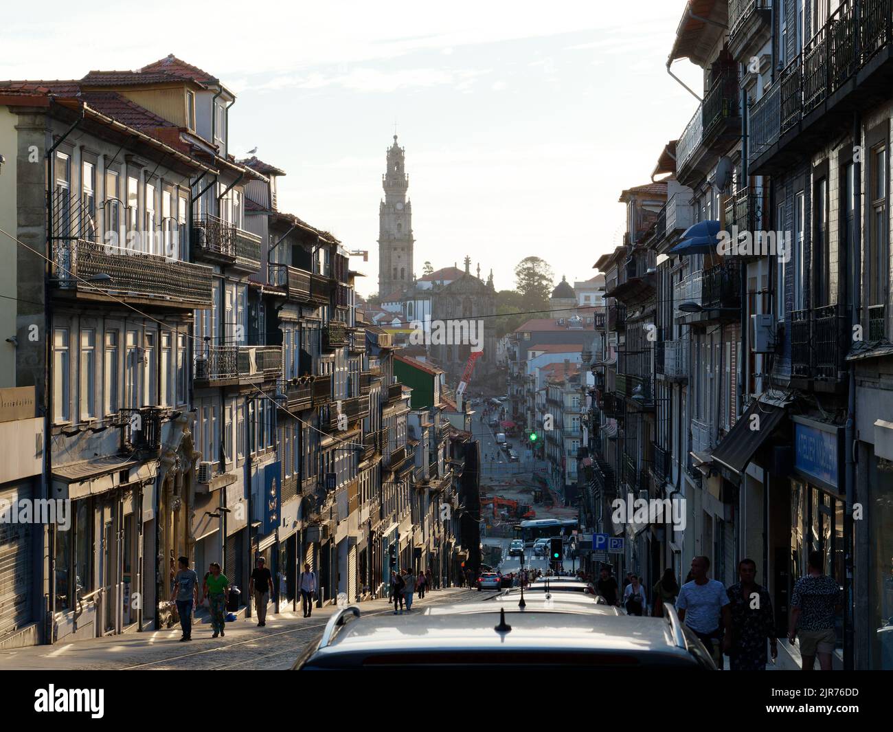 Vue sur la Rua de 31 de Janeiro (31st de la rue de janvier) dans la vieille ville de Porto en direction de l'église et de la tour de Clerigos en arrière-plan. Banque D'Images