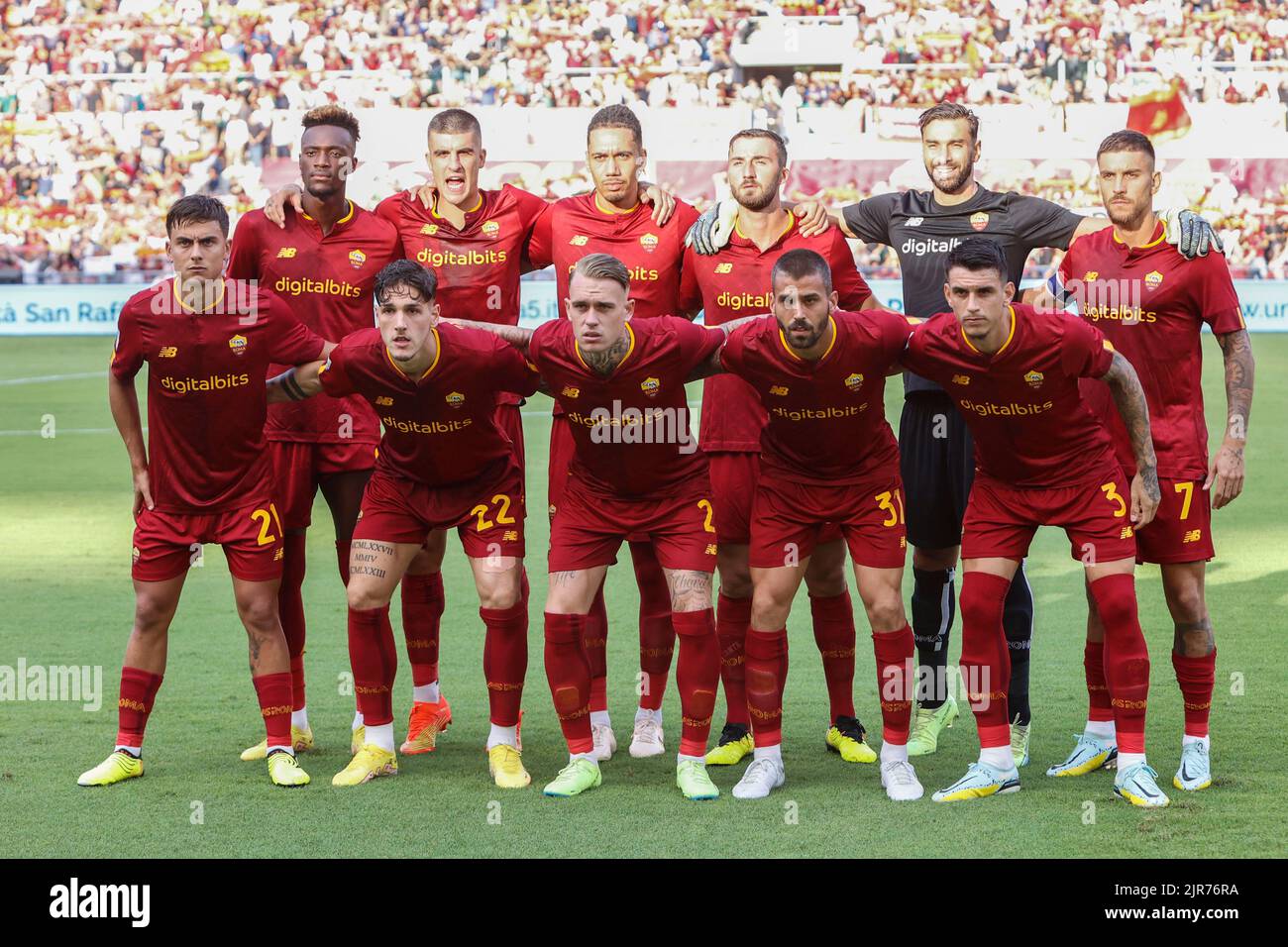Rome, Italie. 22nd août 2022. Les joueurs roms posent pour des photos avant le début de la série italienne Un match de football entre Roma et Cremonese au stade olympique de Rome. Première rangée, de gauche à droite, Paulo Dybala, NicoloÕ Zaniolo, Rick Karsdorp, Leonardo Spinazzola, Roger Ibanez ; rangée arrière, de gauche à droite, Tammy Abraham, Gianluca Mancini, Chris Smalling, Bryan Cristante, Rui Patricio, Lorenzo Pellegrini, Crédit: Riccardo de Luca - mise à jour des images/Alamy Live News Banque D'Images