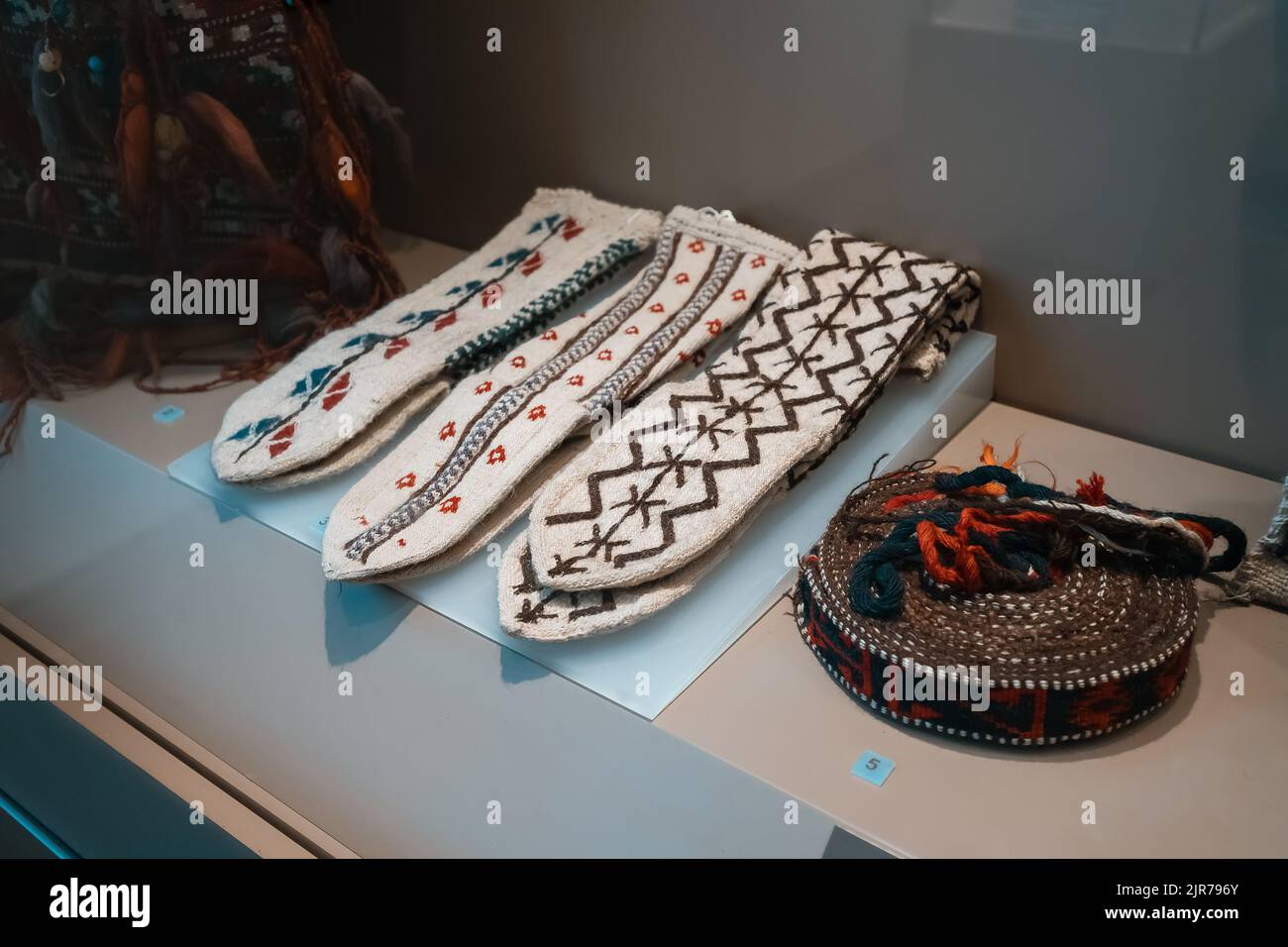 09 juillet 2022, Antalya, Turquie : chaussettes en laine faites à la main et autres tissus avec broderie décorative dans le musée de l'ethno et du folk turc Banque D'Images