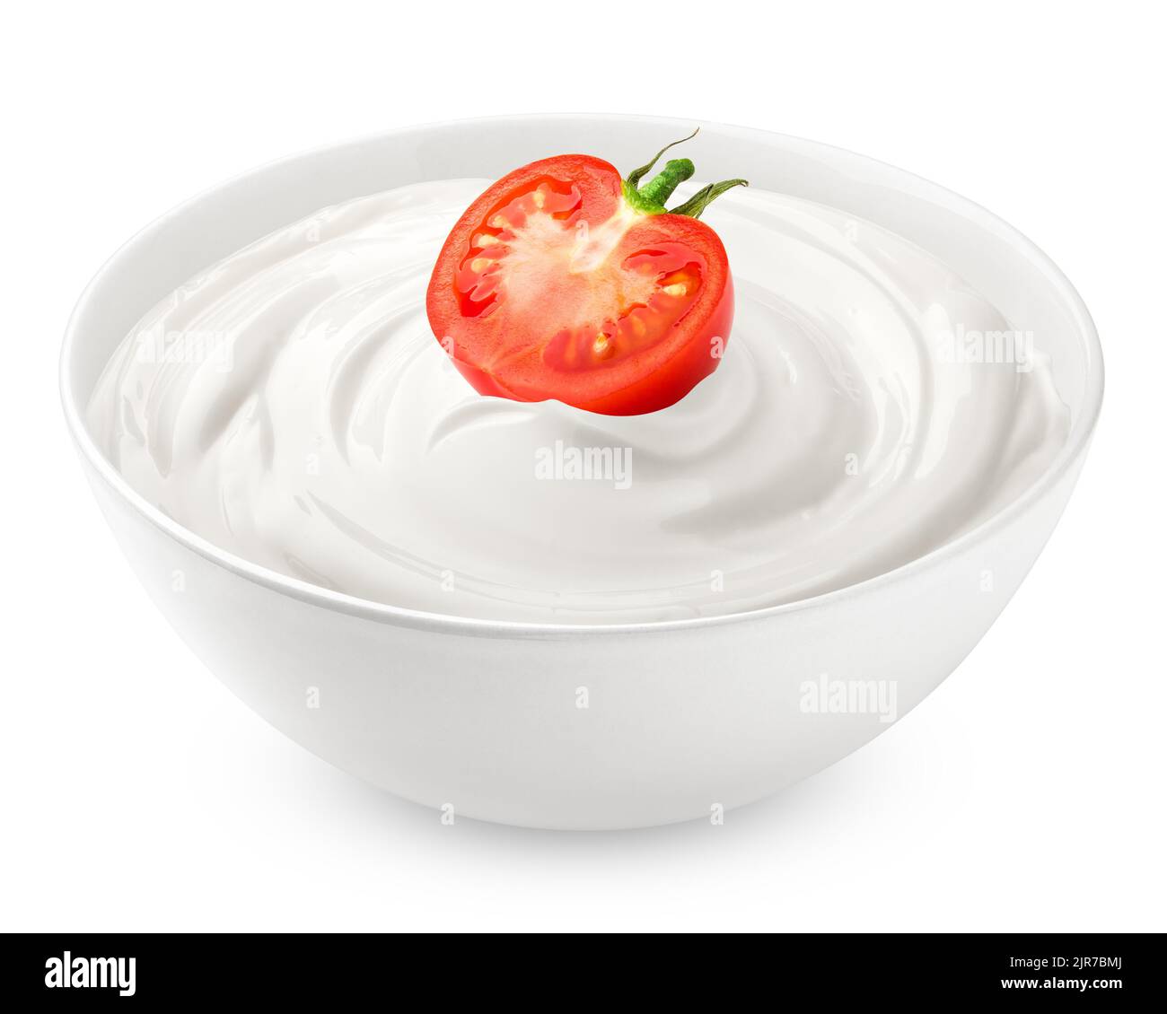 tomate avec mayonnaise, crème aigre, yaourt, isolé sur fond blanc, chemin de coupure, profondeur de champ totale Banque D'Images