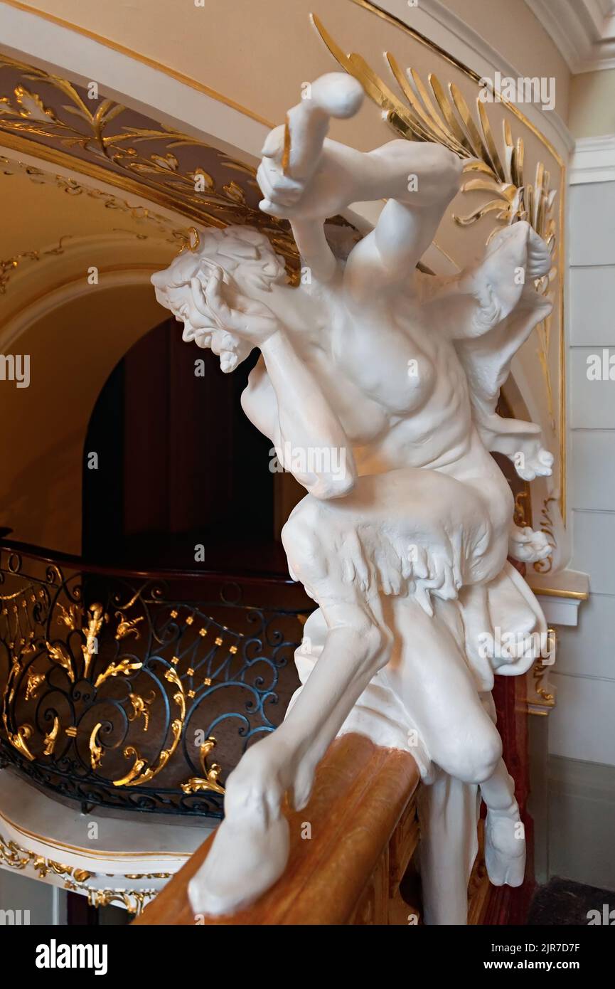 Le Satyr avec statue de pipe près de l'escalier dans le hall de l'Odessa Opera and Ballet Theatre, Ukraine Banque D'Images