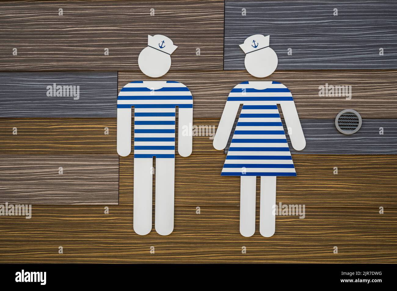 Panneau de toilet montrant des silhouettes d'un homme et d'une femme vêtus de costumes de marin, Danemark, 8 août 2022 Banque D'Images