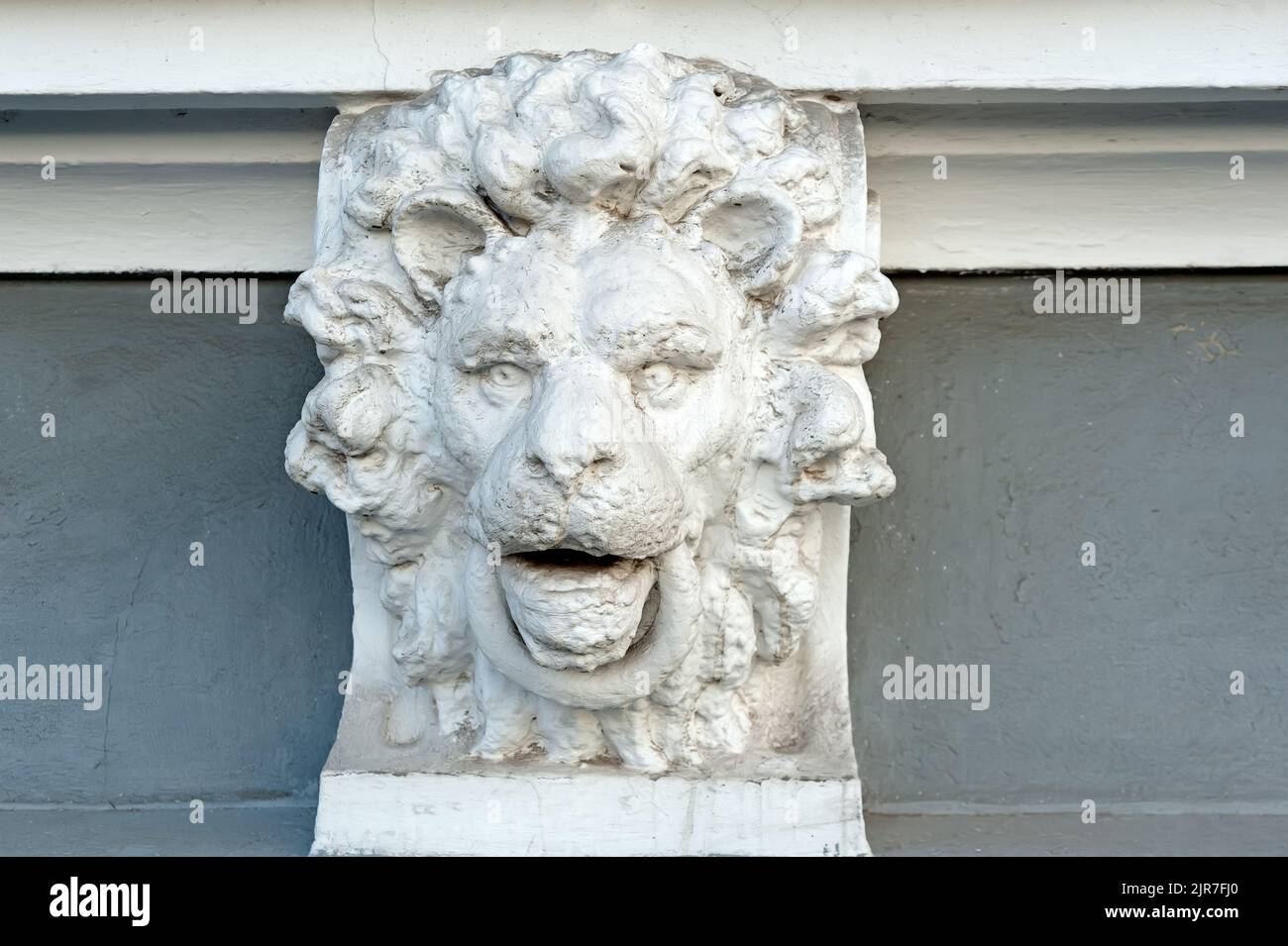 Décoration architecturale représentant une tête de lion avec anneau dans les mâchoires de l'ancien bâtiment à Odesa Ukraine Banque D'Images