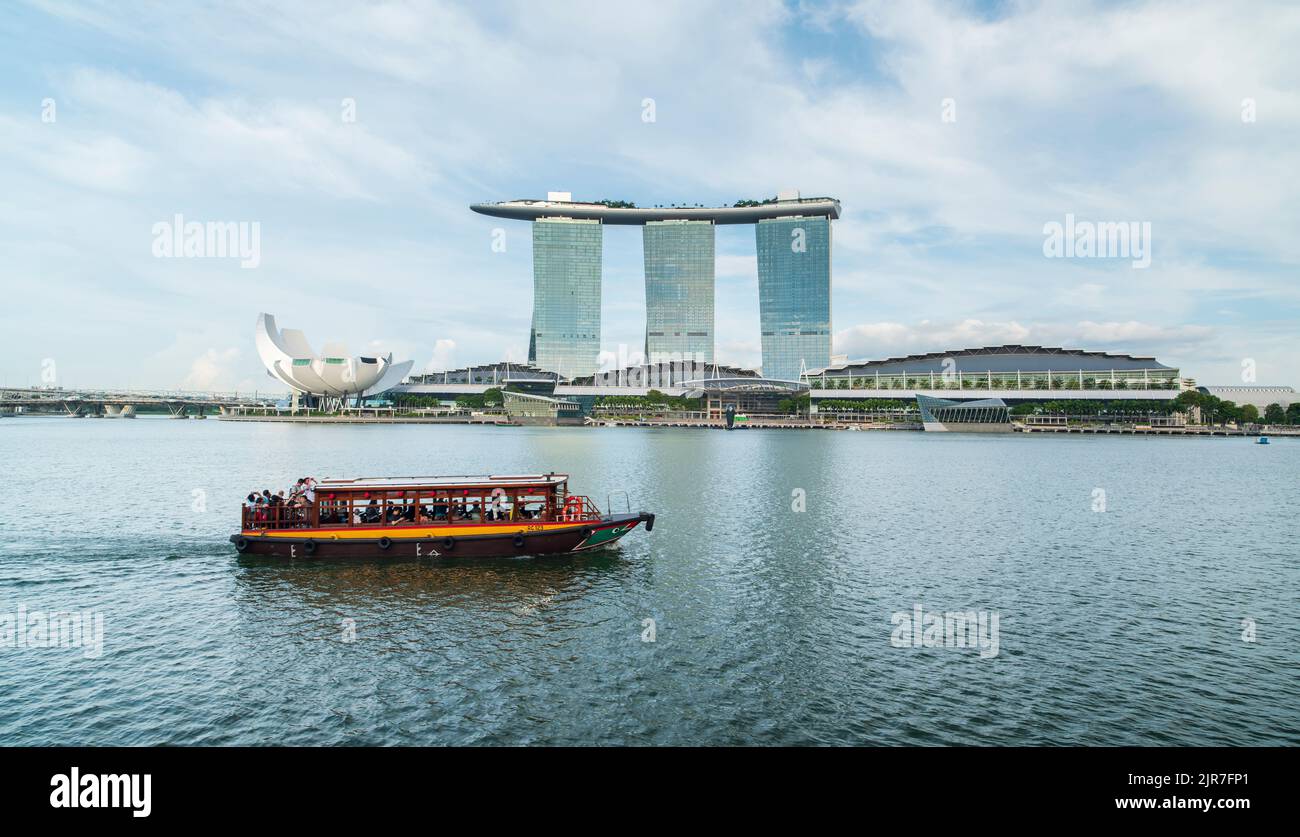 Marina Bay, Singapour - 11 MAI 2017 - vue sur la croisière sur le fleuve Singapour. Gratte-ciels de Singapour. Vue sur la ville tous les jours Banque D'Images