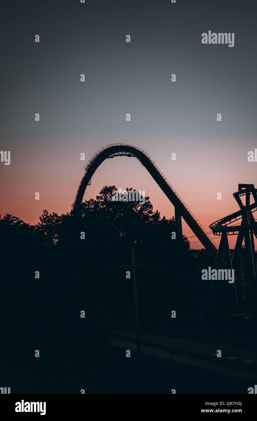 Une silhouette de Roller Coasters contre le coucher du soleil à Hershey Park Banque D'Images