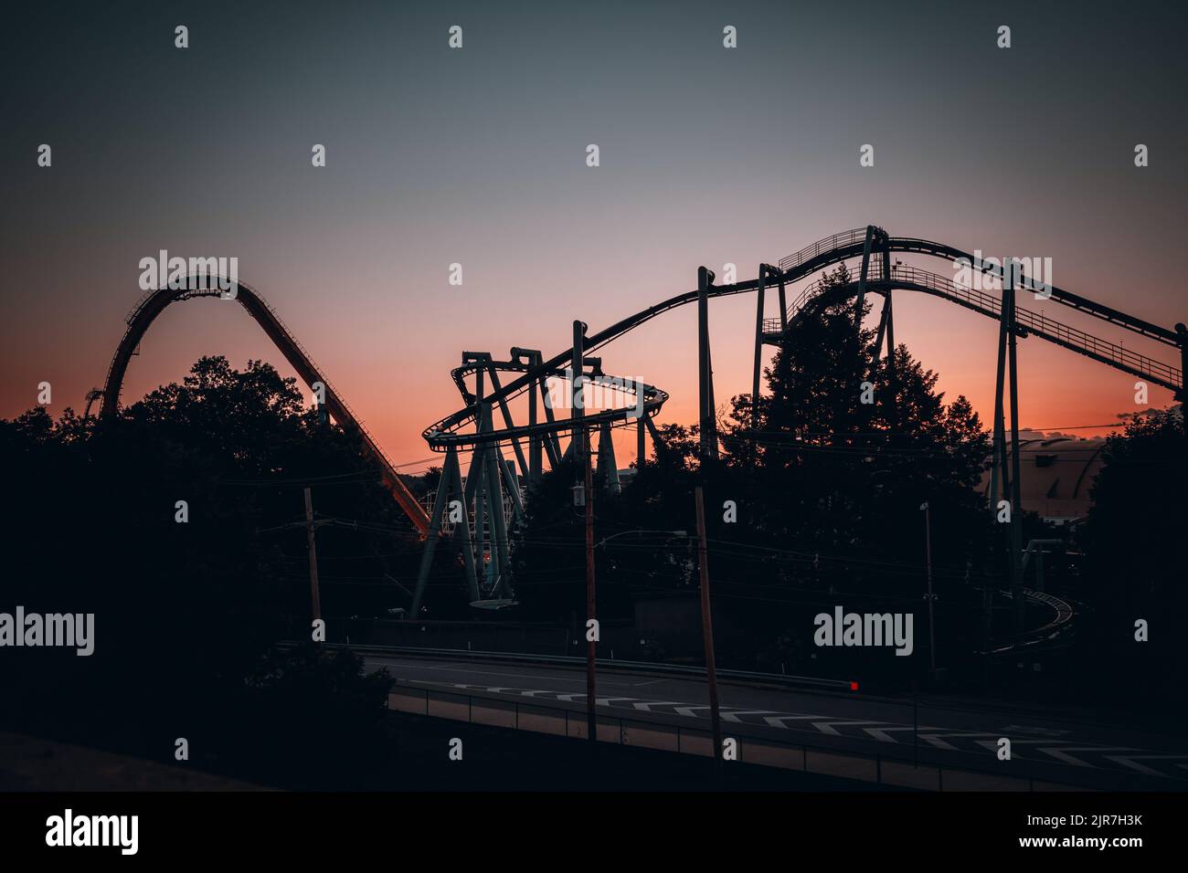 Une silhouette de Roller Coasters contre le coucher du soleil à Hershey Park Banque D'Images