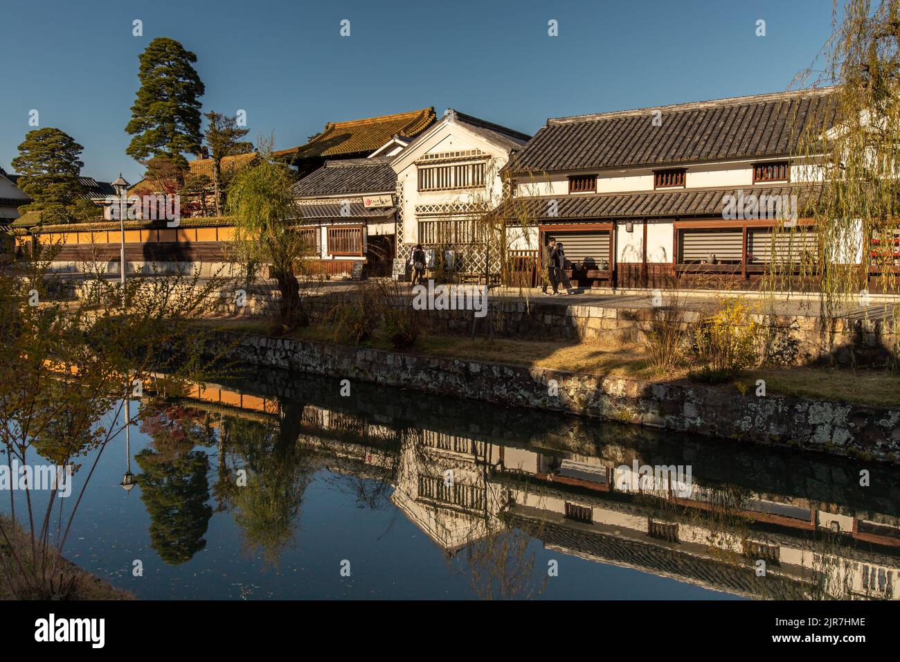 Kurashiki, Okayama JAPON - Déc 2 2021 : quartier historique de Kurashiki Bikan, un quartier historique avec des architectures anciennes, des magasins, des restaurants et Banque D'Images