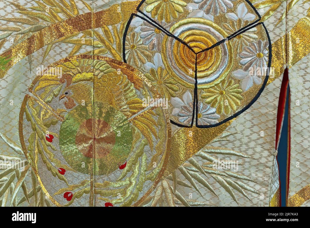 Fragment de broderie avec oiseaux et cercles sur kimono femelle japonais Banque D'Images