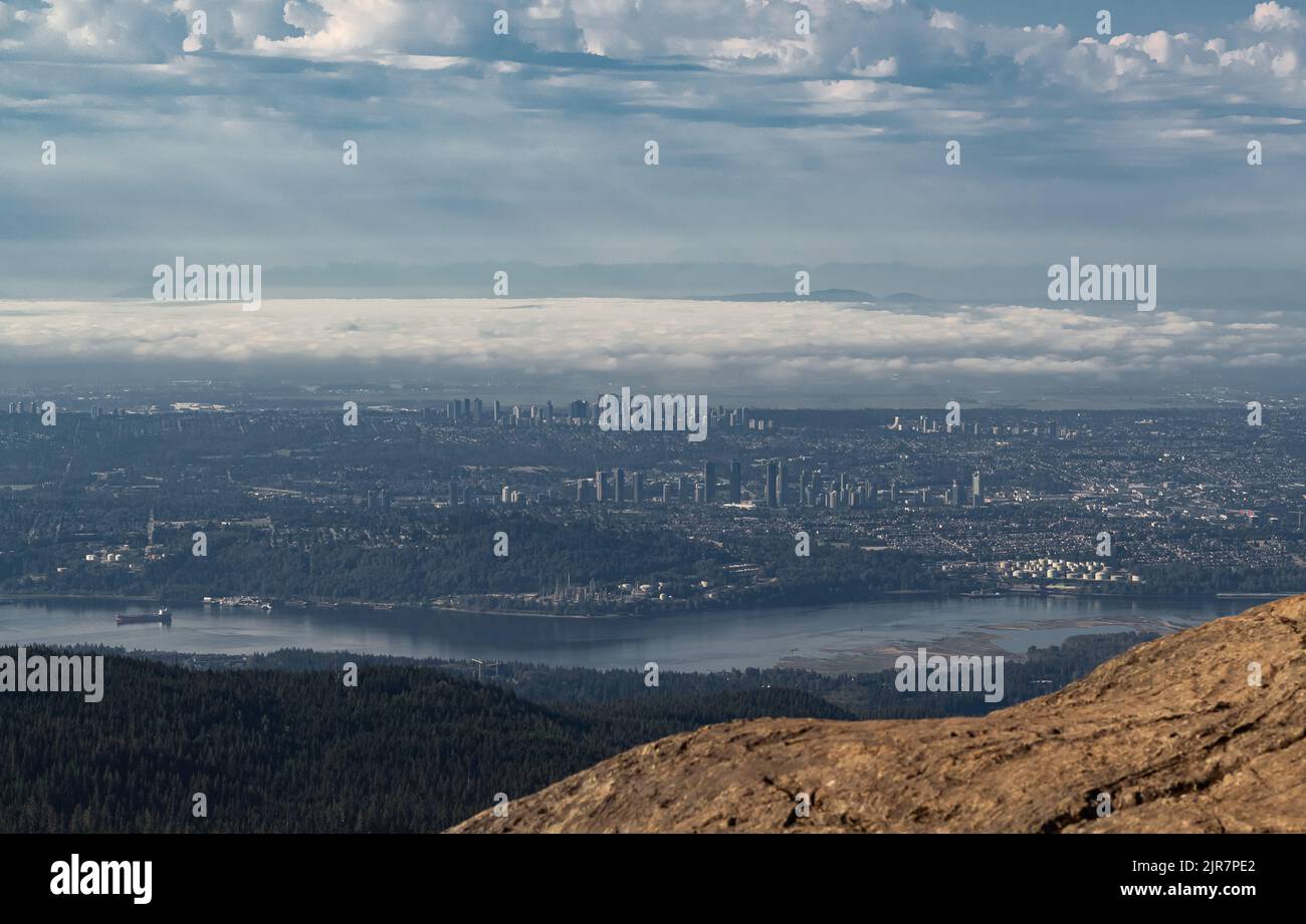 Magnifique nature vue sur le paysage depuis le sommet de la montagne et le centre-ville en arrière-plan pendant un lever de soleil d'été Banque D'Images