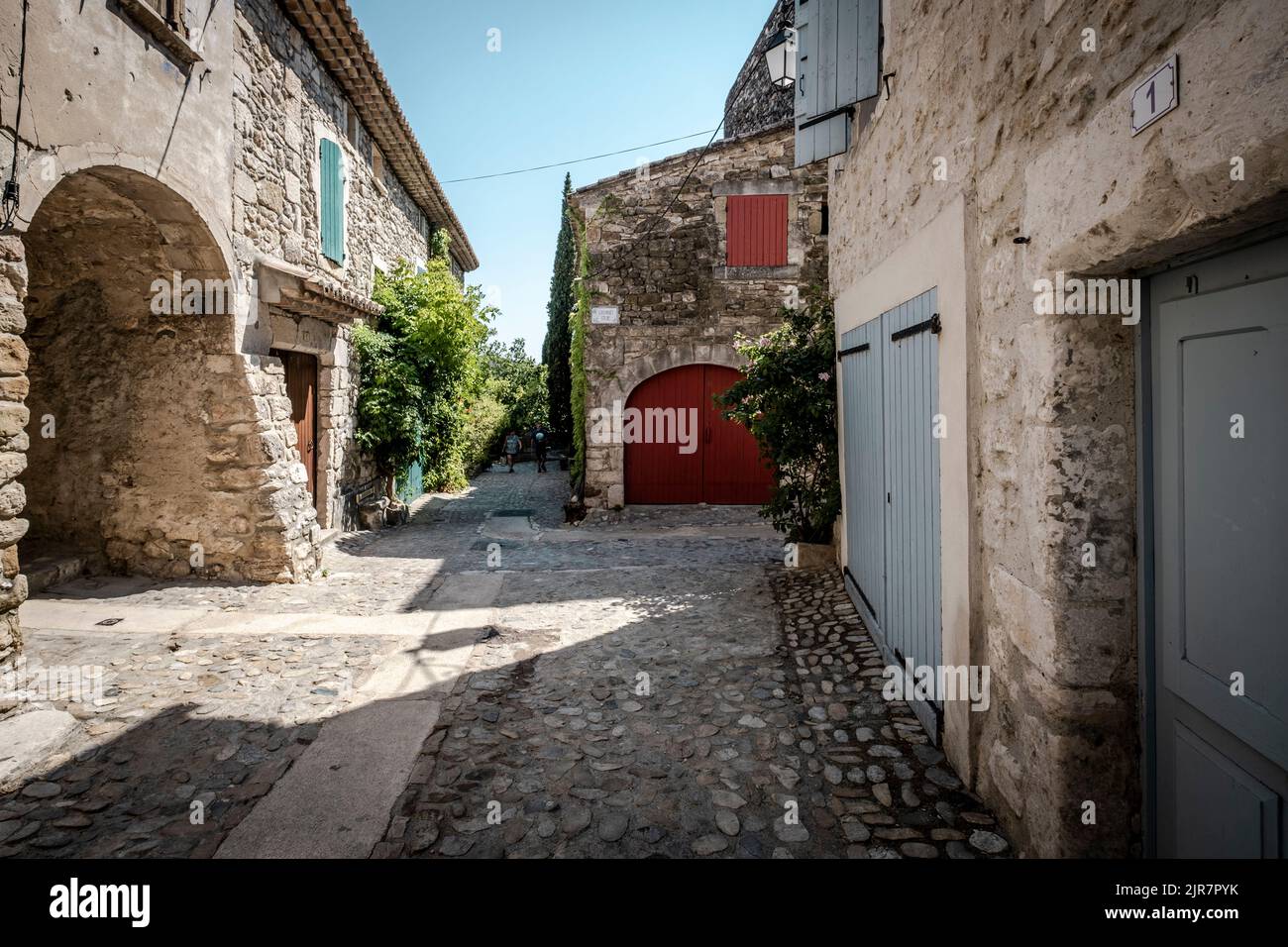 rue du village d'Aigueze, petit village situé au sud de la France dans le département du Gard de la région française Languedoc-Roussillon. Banque D'Images