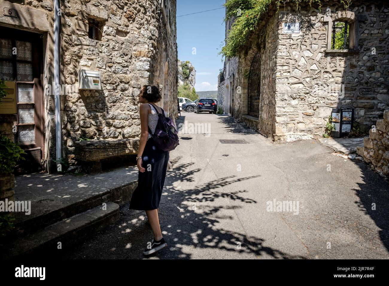 rue du village d'Aigueze, petit village situé au sud de la France dans le département du Gard de la région française Languedoc-Roussillon. Banque D'Images