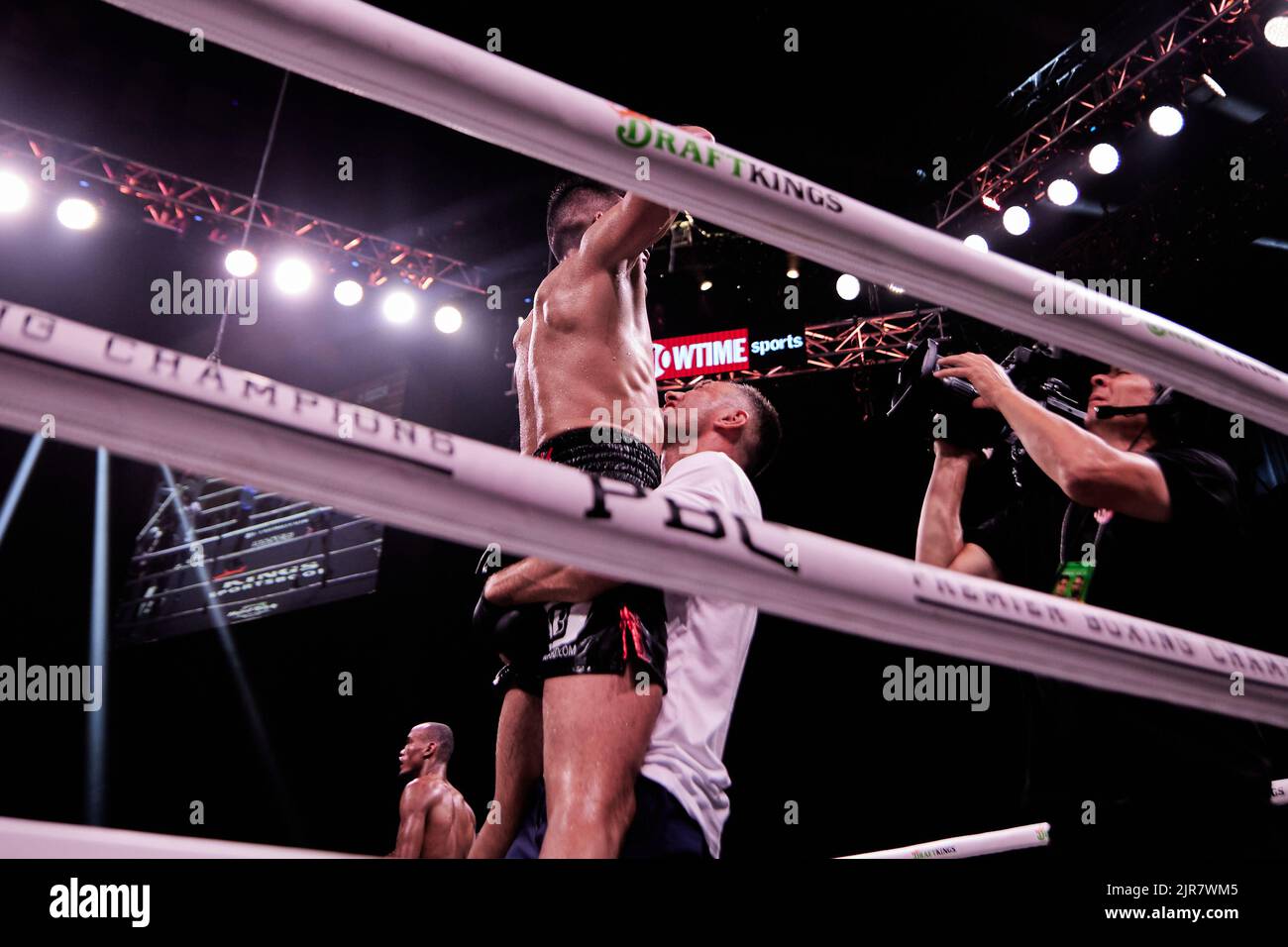 Boxeur professionnel WBA intérimaire super-léger Alberto Puello défaites WBA Super-léger Batyr Akhmedov dans un match de boxe professionnel Banque D'Images