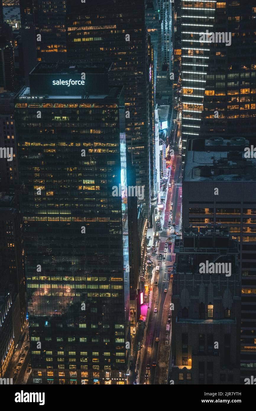 Une lumière incroyable illuminée la ville de New York la nuit Banque D'Images