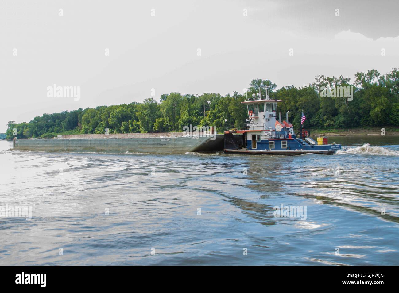 Les dirigeants et le personnel du U.S. Army corps of Engineers, de la division Northwestern et du district de Kansas City parlent avec leurs partenaires lors de la visite annuelle de la barge du fleuve Missouri, de Franklin Island à Searcy Bend, qui se termine à Katfish Katy's, près de Colombie, Missouri, le 17 août 2022. (Photo de Eileen Williamson, Affaires publiques de la Division du Nord-Ouest) Banque D'Images