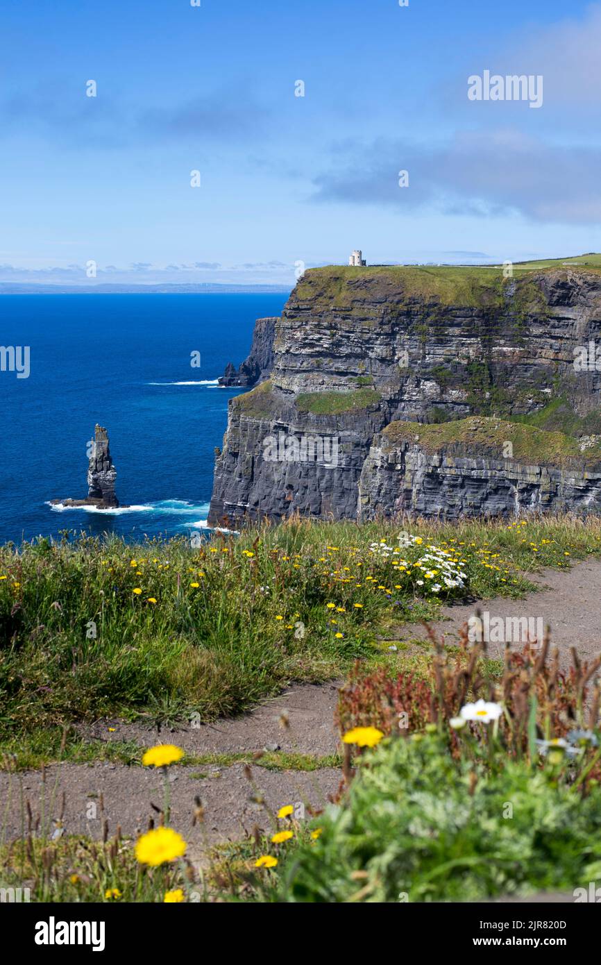 Falaises de Moher avec la pile de mer Branaunmore, Irlande Banque D'Images