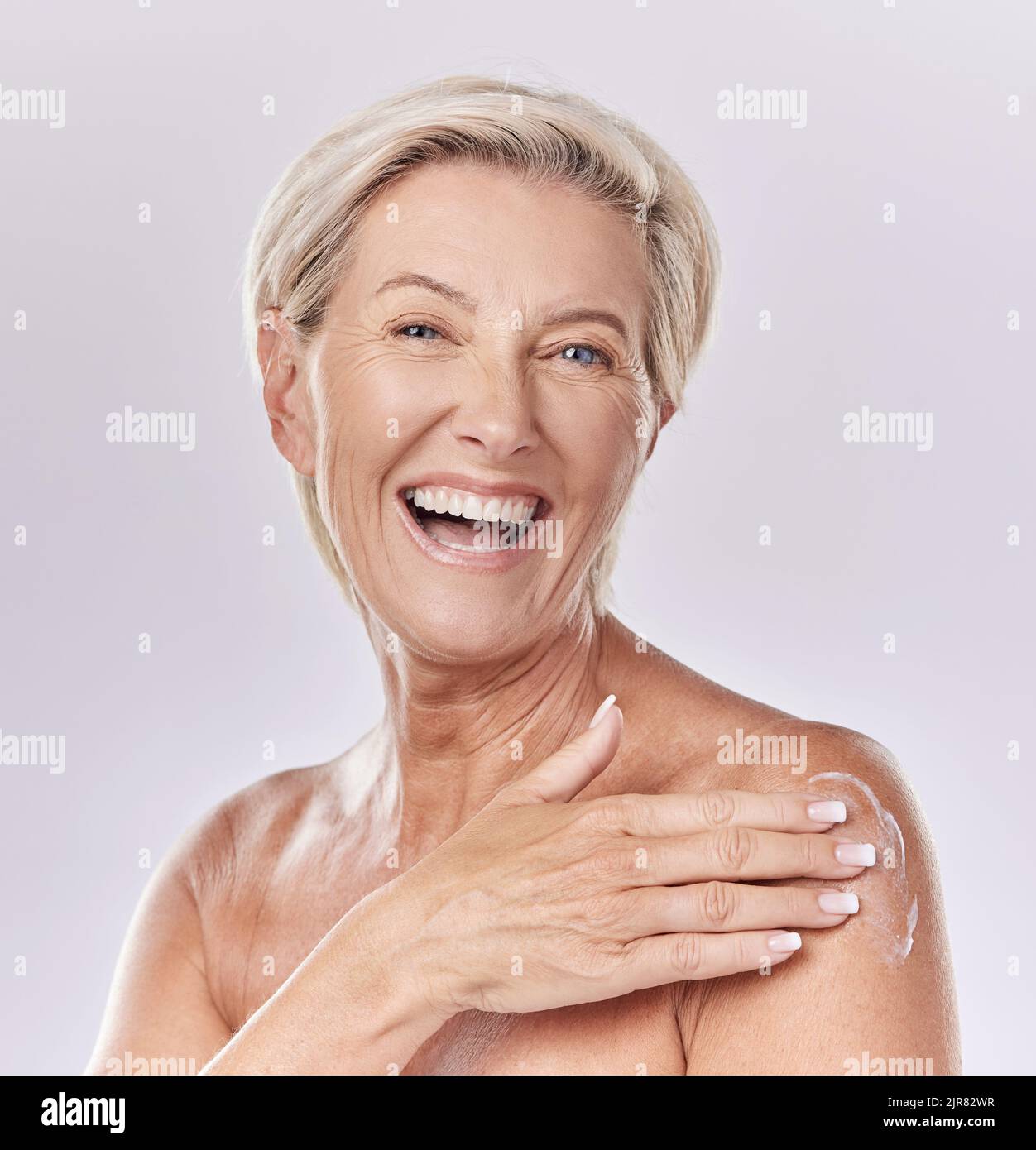 Crème solaire, soins de la peau et soins du corps d'une femme âgée appliquant de la crème à la peau avec un portrait de studio. Modèle de soins de la peau, de nettoyage et d'hygiène avec anti-âge Banque D'Images