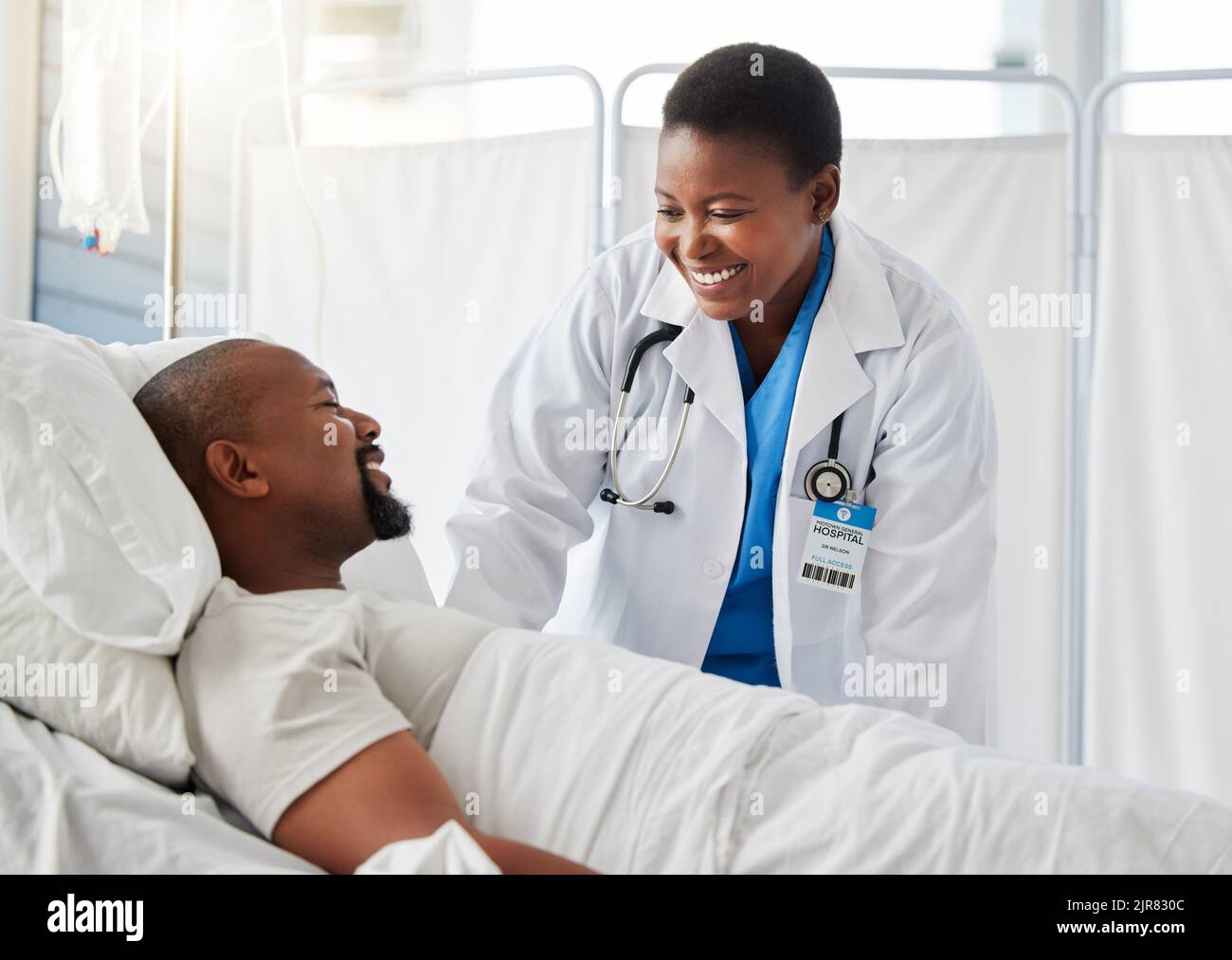 Médecin, assurance et patient au lit parlant de chirurgie médicale à l'hôpital ou à la clinique. Confiance, soin et aide à vérifier par un heureux Banque D'Images