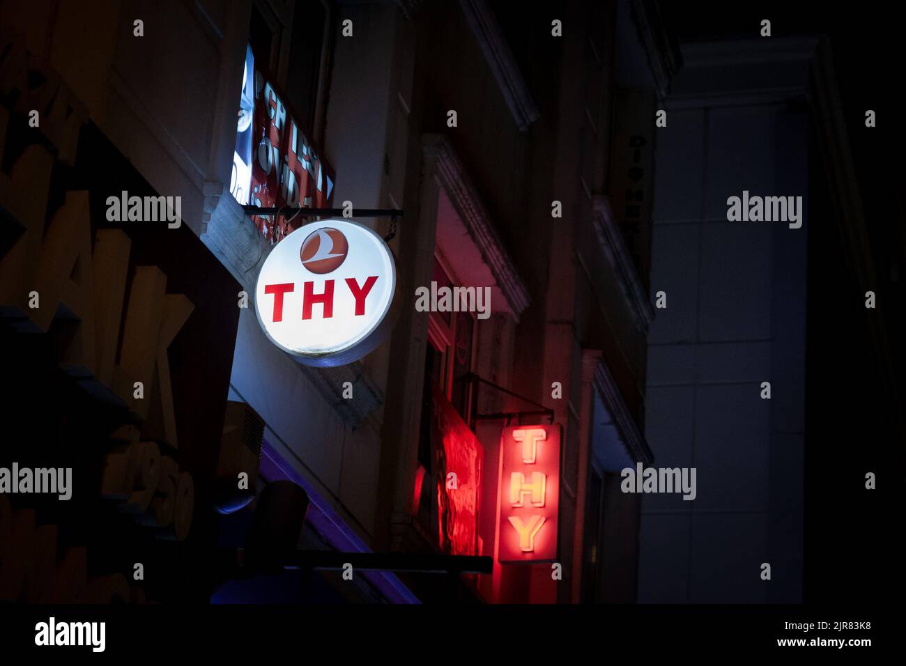 Photo d'un panneau avec le logo de Turkish Airlines pris sur leur bureau pour Istanbul, Turquie. Turkish Airlines est la compagnie aérienne nationale Banque D'Images