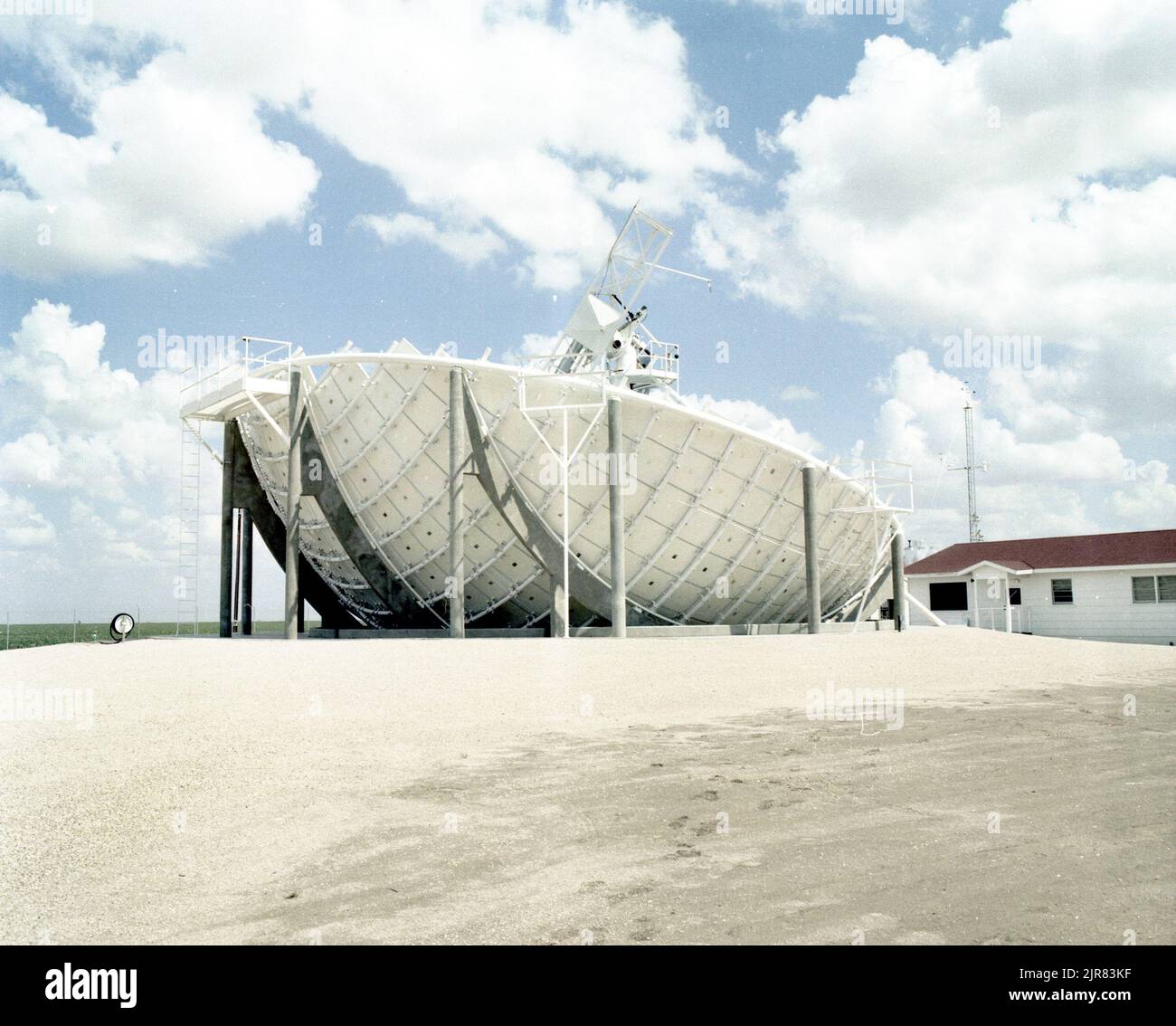 A801199 CROSBYTOWN, TX SOLAR POWER PROJECT WILLIAM MCCULLOCH AOÛT 19 80 EG&G/NTS PHOTO LAB DATE DE PUBLICATION: 8/19/1980 ESSAI AU SOL; AGT; PROJET D'ÉNERGIE SOLAIRE CROSBYTON; EDGERTON, GERMESHAUSEN & GRIER; EG&G; TECHNOLOGIE DE L'ÉNERGIE; ÉQUIPEMENTS ET INSTRUMENTS ; INSTRUMENTS ET ÉQUIPEMENTS ; MCCULLOCH, WILLIAM ; SITE DE TEST DU NEVADA ; NTS; ESSAIS NUCLÉAIRES; ÉNERGIE; TECHNOLOGIE DE L'ÉNERGIE SOLAIRE; CONCEPT DE GRIDIRON SOLAIRE; DISPOSITIFS DE CHAUFFAGE SOLAIRE; ÉNERGIE SOLAIRE; CENTRALES SOLAIRES; ESSAIS SOLAIRES; ESSAIS SOLAIRES; ÉNERGIE SOLAIRE THERMIQUE ÉLECTRIQUE; ESSAIS SOLAIRES THERMIQUES; LUMIÈRE DU SOLEIL; SITES D'ESSAI; TEXAS; TEXAS TECH UNIVERSITY ; CROSBYTOWN SOL Banque D'Images