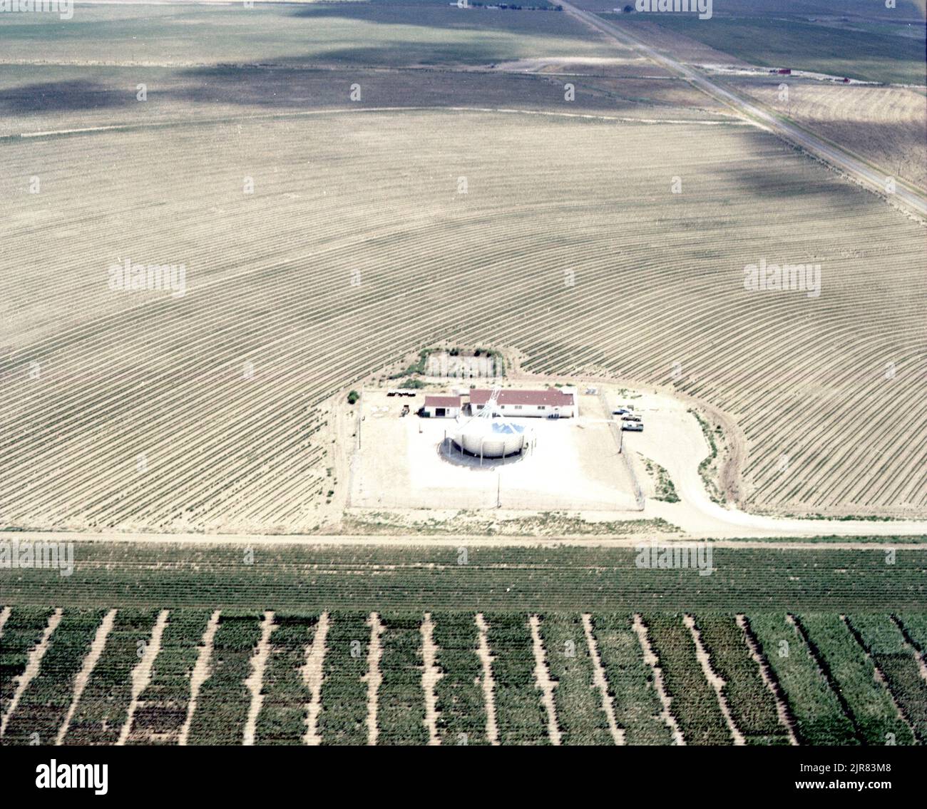 A801209 CROSBYTOWN, TX SOLAR POWER PROJECT WILLIAM MCCULLOCH AOÛT 19 80 EG&G/NTS PHOTO LAB DATE DE PUBLICATION: 8/19/1980 ESSAI AU SOL; AGT; PROJET D'ÉNERGIE SOLAIRE CROSBYTON; EDGERTON, GERMESHAUSEN & GRIER; EG&G; TECHNOLOGIE DE L'ÉNERGIE; ÉQUIPEMENTS ET INSTRUMENTS ; INSTRUMENTS ET ÉQUIPEMENTS ; MCCULLOCH, WILLIAM ; SITE DE TEST DU NEVADA ; NTS; ESSAIS NUCLÉAIRES; ÉNERGIE; TECHNOLOGIE DE L'ÉNERGIE SOLAIRE; CONCEPT DE GRIDIRON SOLAIRE; DISPOSITIFS DE CHAUFFAGE SOLAIRE; ÉNERGIE SOLAIRE; CENTRALES SOLAIRES; ESSAIS SOLAIRES; ESSAIS SOLAIRES; ÉNERGIE SOLAIRE THERMIQUE ÉLECTRIQUE; ESSAIS SOLAIRES THERMIQUES; LUMIÈRE DU SOLEIL; SITES D'ESSAI; TEXAS; TEXAS TECH UNIVERSITY ; CROSBYTOWN SOL Banque D'Images