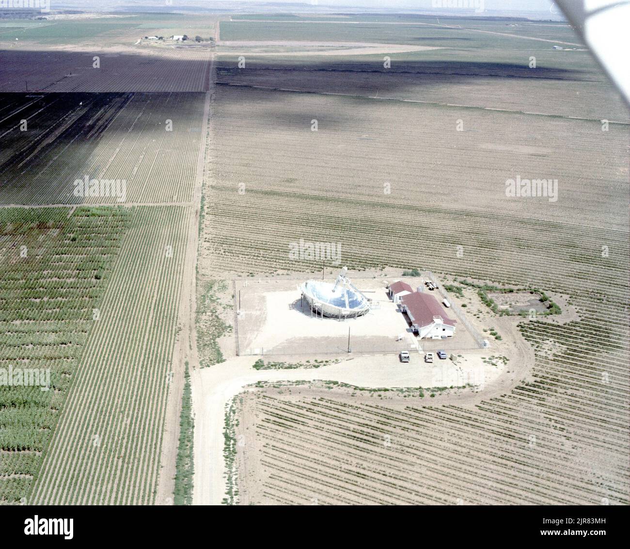 A801207 CROSBYTOWN, TX SOLAR POWER PROJECT WILLIAM MCCULLOCH AOÛT 19 80 EG&G/NTS PHOTO LAB DATE DE PUBLICATION: 8/19/1980 ESSAI AU SOL; AGT; PROJET D'ÉNERGIE SOLAIRE CROSBYTON; EDGERTON, GERMESHAUSEN & GRIER; EG&G; TECHNOLOGIE DE L'ÉNERGIE; ÉQUIPEMENTS ET INSTRUMENTS ; INSTRUMENTS ET ÉQUIPEMENTS ; MCCULLOCH, WILLIAM ; SITE DE TEST DU NEVADA ; NTS; ESSAIS NUCLÉAIRES; ÉNERGIE; TECHNOLOGIE DE L'ÉNERGIE SOLAIRE; CONCEPT DE GRIDIRON SOLAIRE; DISPOSITIFS DE CHAUFFAGE SOLAIRE; ÉNERGIE SOLAIRE; CENTRALES SOLAIRES; ESSAIS SOLAIRES; ESSAIS SOLAIRES; ÉNERGIE SOLAIRE THERMIQUE ÉLECTRIQUE; ESSAIS SOLAIRES THERMIQUES; LUMIÈRE DU SOLEIL; SITES D'ESSAI; TEXAS; TEXAS TECH UNIVERSITY ; CROSBYTOWN SOL Banque D'Images