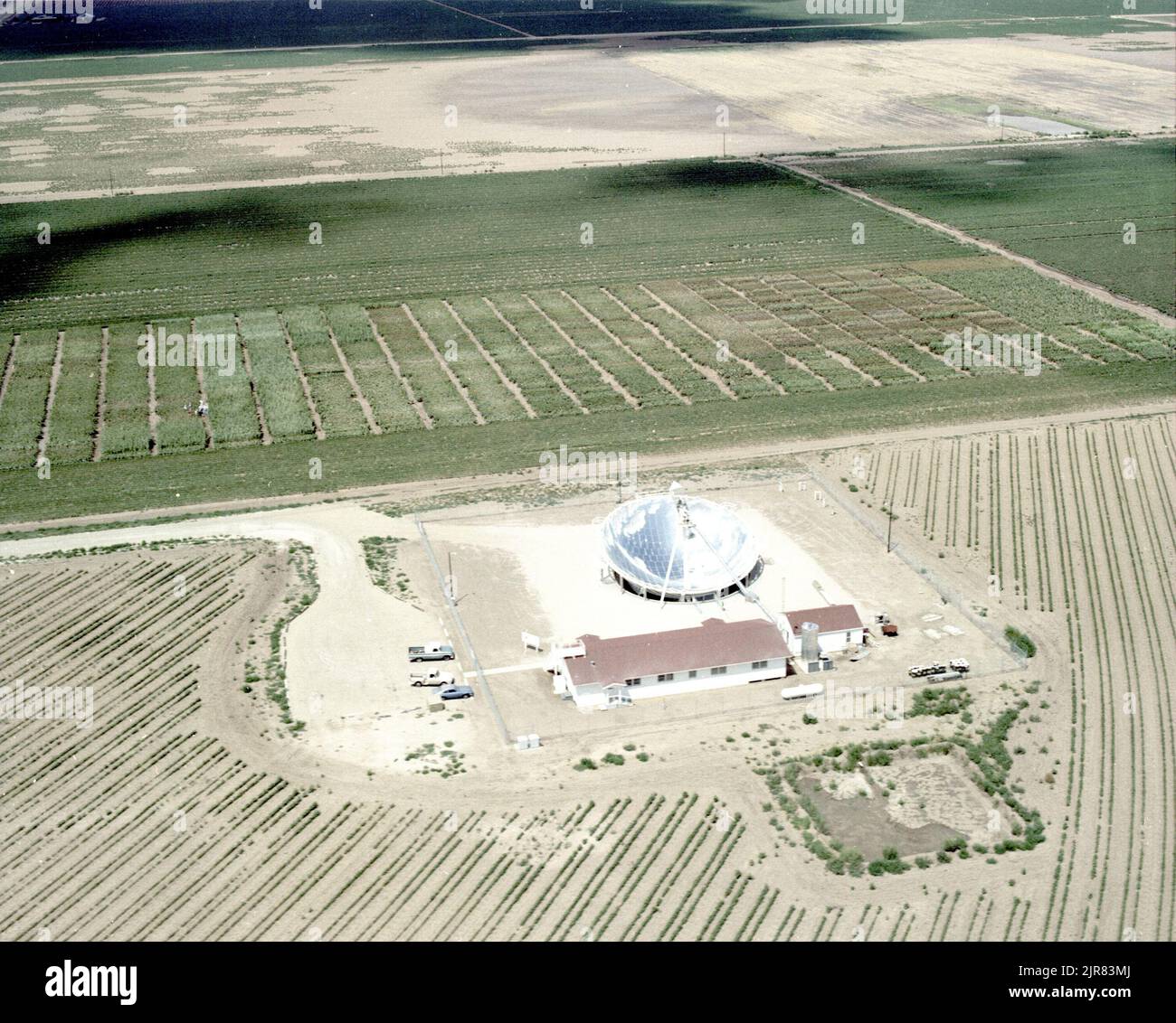 A801211 CROSBYTOWN, TX SOLAR POWER PROJECT WILLIAM MCCULLOCH AOÛT 19 80 EG&G/NTS PHOTO LAB DATE DE PUBLICATION: 8/19/1980 ESSAI AU SOL; AGT; PROJET D'ÉNERGIE SOLAIRE CROSBYTON; EDGERTON, GERMESHAUSEN & GRIER; EG&G; TECHNOLOGIE DE L'ÉNERGIE; ÉQUIPEMENTS ET INSTRUMENTS ; INSTRUMENTS ET ÉQUIPEMENTS ; MCCULLOCH, WILLIAM ; SITE DE TEST DU NEVADA ; NTS; ESSAIS NUCLÉAIRES; ÉNERGIE; TECHNOLOGIE DE L'ÉNERGIE SOLAIRE; CONCEPT DE GRIDIRON SOLAIRE; DISPOSITIFS DE CHAUFFAGE SOLAIRE; ÉNERGIE SOLAIRE; CENTRALES SOLAIRES; ESSAIS SOLAIRES; ESSAIS SOLAIRES; ÉNERGIE SOLAIRE THERMIQUE ÉLECTRIQUE; ESSAIS SOLAIRES THERMIQUES; LUMIÈRE DU SOLEIL; SITES D'ESSAI; TEXAS; TEXAS TECH UNIVERSITY ; CROSBYTOWN SOL Banque D'Images