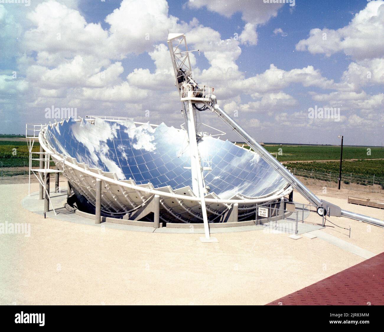 A801202 CROSBYTOWN, TX SOLAR POWER PROJECT WILLIAM MCCULLOCH AOÛT 19 80 EG&G/NTS PHOTO LAB DATE DE PUBLICATION: 8/19/1980 ESSAI AU SOL; AGT; PROJET D'ÉNERGIE SOLAIRE CROSBYTON; EDGERTON, GERMESHAUSEN & GRIER; EG&G; TECHNOLOGIE DE L'ÉNERGIE; ÉQUIPEMENTS ET INSTRUMENTS ; INSTRUMENTS ET ÉQUIPEMENTS ; MCCULLOCH, WILLIAM ; SITE DE TEST DU NEVADA ; NTS; ESSAIS NUCLÉAIRES; ÉNERGIE; TECHNOLOGIE DE L'ÉNERGIE SOLAIRE; CONCEPT DE GRIDIRON SOLAIRE; DISPOSITIFS DE CHAUFFAGE SOLAIRE; ÉNERGIE SOLAIRE; CENTRALES SOLAIRES; ESSAIS SOLAIRES; ESSAIS SOLAIRES; ÉNERGIE SOLAIRE THERMIQUE ÉLECTRIQUE; ESSAIS SOLAIRES THERMIQUES; LUMIÈRE DU SOLEIL; SITES D'ESSAI; TEXAS; TEXAS TECH UNIVERSITY ; CROSBYTOWN SOL Banque D'Images