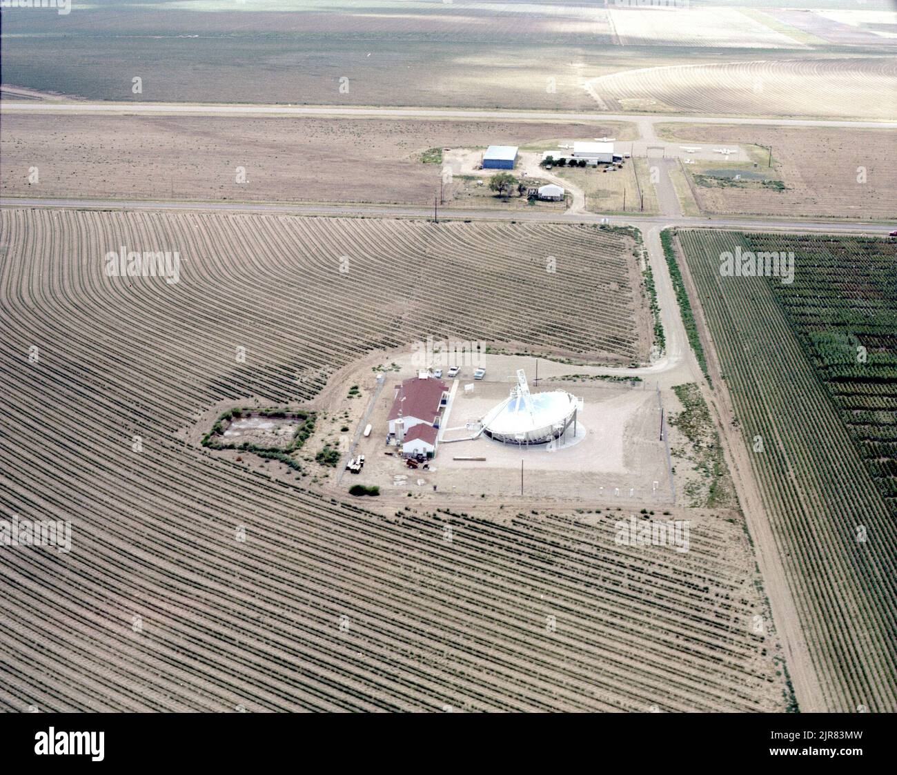 A801210 CROSBYTOWN, TX SOLAR POWER PROJECT WILLIAM MCCULLOCH AOÛT 19 80 EG&G/NTS PHOTO LAB DATE DE PUBLICATION: 8/19/1980 ESSAI AU SOL; AGT; PROJET D'ÉNERGIE SOLAIRE CROSBYTON; EDGERTON, GERMESHAUSEN & GRIER; EG&G; TECHNOLOGIE DE L'ÉNERGIE; ÉQUIPEMENTS ET INSTRUMENTS ; INSTRUMENTS ET ÉQUIPEMENTS ; MCCULLOCH, WILLIAM ; SITE DE TEST DU NEVADA ; NTS; ESSAIS NUCLÉAIRES; ÉNERGIE; TECHNOLOGIE DE L'ÉNERGIE SOLAIRE; CONCEPT DE GRIDIRON SOLAIRE; DISPOSITIFS DE CHAUFFAGE SOLAIRE; ÉNERGIE SOLAIRE; CENTRALES SOLAIRES; ESSAIS SOLAIRES; ESSAIS SOLAIRES; ÉNERGIE SOLAIRE THERMIQUE ÉLECTRIQUE; ESSAIS SOLAIRES THERMIQUES; LUMIÈRE DU SOLEIL; SITES D'ESSAI; TEXAS; TEXAS TECH UNIVERSITY ; CROSBYTOWN SOL Banque D'Images
