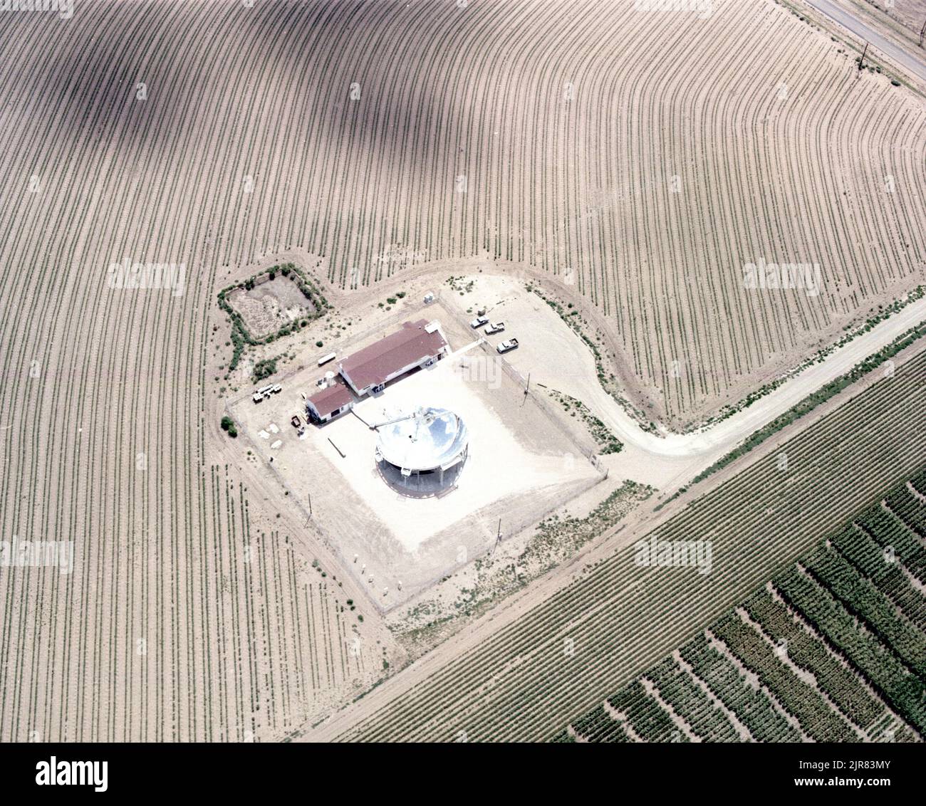 A801208 CROSBYTOWN, TX SOLAR POWER PROJECT WILLIAM MCCULLOCH AOÛT 19 80 EG&G/NTS PHOTO LAB DATE DE PUBLICATION: 8/19/1980 ESSAI AU SOL; AGT; PROJET D'ÉNERGIE SOLAIRE CROSBYTON; EDGERTON, GERMESHAUSEN & GRIER; EG&G; TECHNOLOGIE DE L'ÉNERGIE; ÉQUIPEMENTS ET INSTRUMENTS ; INSTRUMENTS ET ÉQUIPEMENTS ; MCCULLOCH, WILLIAM ; SITE DE TEST DU NEVADA ; NTS; ESSAIS NUCLÉAIRES; ÉNERGIE; TECHNOLOGIE DE L'ÉNERGIE SOLAIRE; CONCEPT DE GRIDIRON SOLAIRE; DISPOSITIFS DE CHAUFFAGE SOLAIRE; ÉNERGIE SOLAIRE; CENTRALES SOLAIRES; ESSAIS SOLAIRES; ESSAIS SOLAIRES; ÉNERGIE SOLAIRE THERMIQUE ÉLECTRIQUE; ESSAIS SOLAIRES THERMIQUES; LUMIÈRE DU SOLEIL; SITES D'ESSAI; TEXAS; TEXAS TECH UNIVERSITY ; CROSBYTOWN SOL Banque D'Images