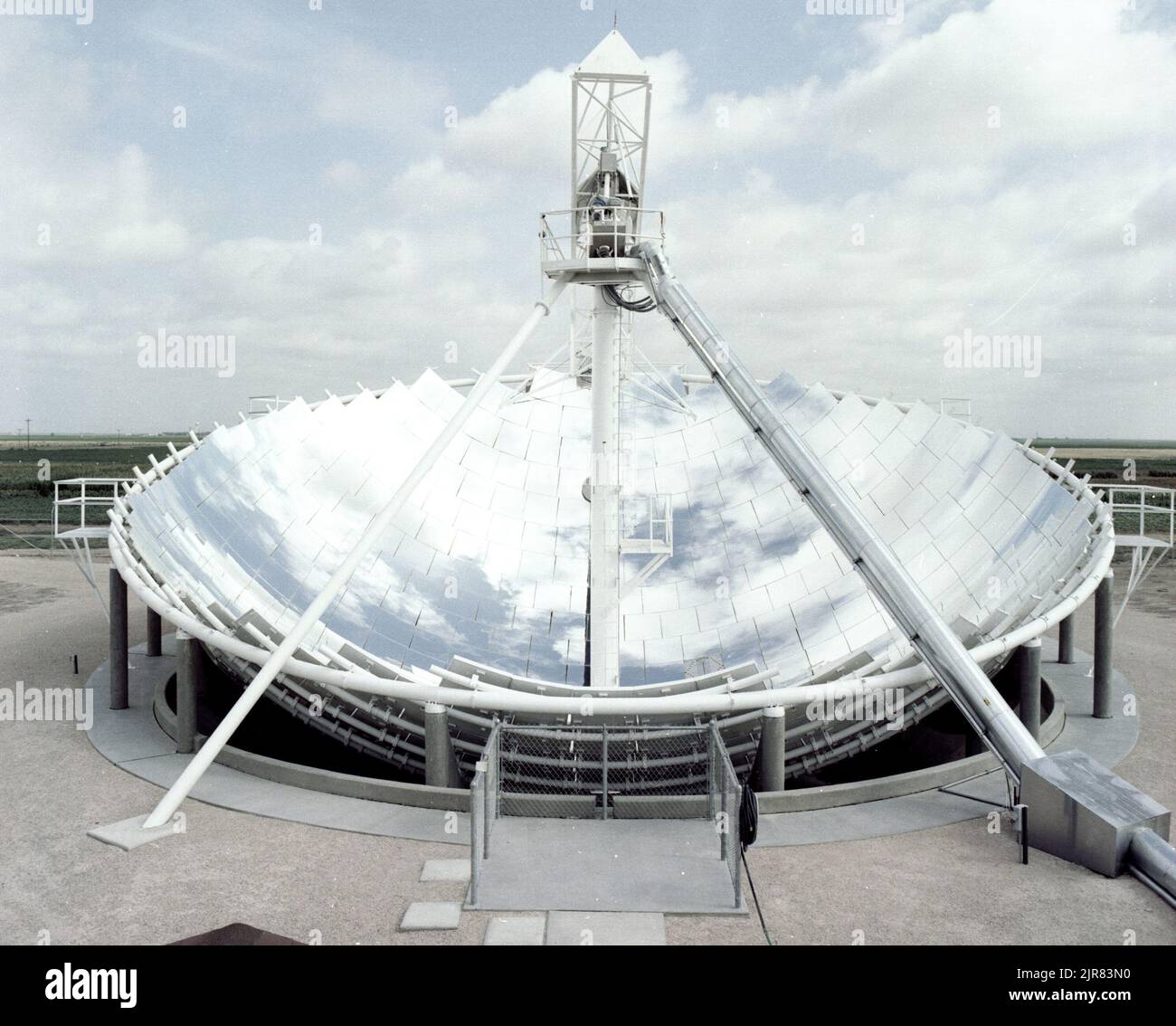 A801201 CROSBYTOWN, TX SOLAR POWER PROJECT WILLIAM MCCULLOCH AOÛT 19 80 EG&G/NTS PHOTO LAB DATE DE PUBLICATION: 8/19/1980 ESSAI AU SOL; AGT; PROJET D'ÉNERGIE SOLAIRE CROSBYTON; EDGERTON, GERMESHAUSEN & GRIER; EG&G; TECHNOLOGIE DE L'ÉNERGIE; ÉQUIPEMENTS ET INSTRUMENTS ; INSTRUMENTS ET ÉQUIPEMENTS ; MCCULLOCH, WILLIAM ; SITE DE TEST DU NEVADA ; NTS; ESSAIS NUCLÉAIRES; ÉNERGIE; TECHNOLOGIE DE L'ÉNERGIE SOLAIRE; CONCEPT DE GRIDIRON SOLAIRE; DISPOSITIFS DE CHAUFFAGE SOLAIRE; ÉNERGIE SOLAIRE; CENTRALES SOLAIRES; ESSAIS SOLAIRES; ESSAIS SOLAIRES; ÉNERGIE SOLAIRE THERMIQUE ÉLECTRIQUE; ESSAIS SOLAIRES THERMIQUES; LUMIÈRE DU SOLEIL; SITES D'ESSAI; TEXAS; TEXAS TECH UNIVERSITY ; CROSBYTOWN SOL Banque D'Images