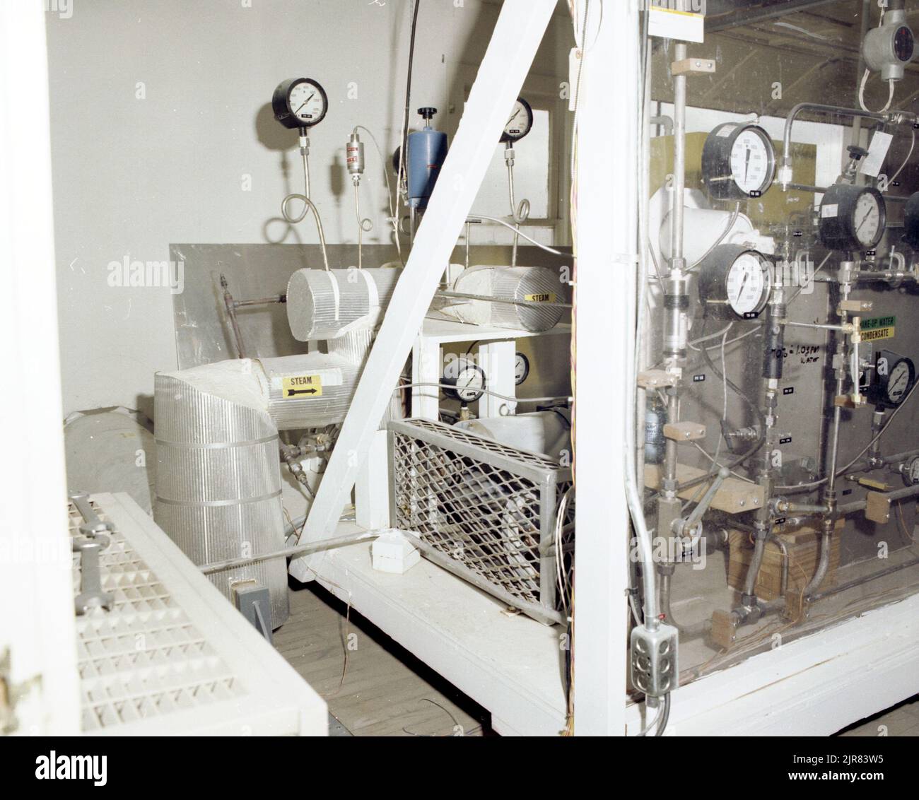 A801185 CROSBYTOWN, TX SOLAR POWER PROJECT WILLIAM MCCULLOCH AOÛT 19 80 EG&G/NTS PHOTO LAB DATE DE PUBLICATION: 8/19/1980 ESSAI AU SOL; AGT; PROJET D'ÉNERGIE SOLAIRE CROSBYTON; EDGERTON, GERMESHAUSEN & GRIER; EG&G; TECHNOLOGIE DE L'ÉNERGIE; ÉQUIPEMENTS ET INSTRUMENTS ; INSTRUMENTS ET ÉQUIPEMENTS ; MCCULLOCH, WILLIAM ; SITE DE TEST DU NEVADA ; NTS; ESSAIS NUCLÉAIRES; ÉNERGIE; TECHNOLOGIE DE L'ÉNERGIE SOLAIRE; CONCEPT DE GRIDIRON SOLAIRE; DISPOSITIFS DE CHAUFFAGE SOLAIRE; ÉNERGIE SOLAIRE; CENTRALES SOLAIRES; ESSAIS SOLAIRES; ESSAIS SOLAIRES; ÉNERGIE SOLAIRE THERMIQUE ÉLECTRIQUE; ESSAIS SOLAIRES THERMIQUES; LUMIÈRE DU SOLEIL; SITES D'ESSAI; TEXAS; TEXAS TECH UNIVERSITY ; CROSBYTOWN SOL Banque D'Images