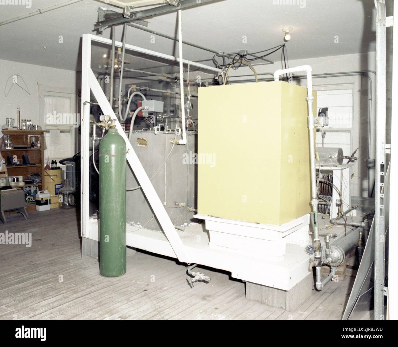 A801186 CROSBYTOWN, TX SOLAR POWER PROJECT WILLIAM MCCULLOCH AOÛT 19 80 EG&G/NTS PHOTO LAB DATE DE PUBLICATION: 8/19/1980 ESSAI AU SOL; AGT; PROJET D'ÉNERGIE SOLAIRE CROSBYTON; EDGERTON, GERMESHAUSEN & GRIER; EG&G; TECHNOLOGIE DE L'ÉNERGIE; ÉQUIPEMENTS ET INSTRUMENTS ; INSTRUMENTS ET ÉQUIPEMENTS ; MCCULLOCH, WILLIAM ; SITE DE TEST DU NEVADA ; NTS; ESSAIS NUCLÉAIRES; ÉNERGIE; TECHNOLOGIE DE L'ÉNERGIE SOLAIRE; CONCEPT DE GRIDIRON SOLAIRE; DISPOSITIFS DE CHAUFFAGE SOLAIRE; ÉNERGIE SOLAIRE; CENTRALES SOLAIRES; ESSAIS SOLAIRES; ESSAIS SOLAIRES; ÉNERGIE SOLAIRE THERMIQUE ÉLECTRIQUE; ESSAIS SOLAIRES THERMIQUES; LUMIÈRE DU SOLEIL; SITES D'ESSAI; TEXAS; TEXAS TECH UNIVERSITY ; CROSBYTOWN SOL Banque D'Images