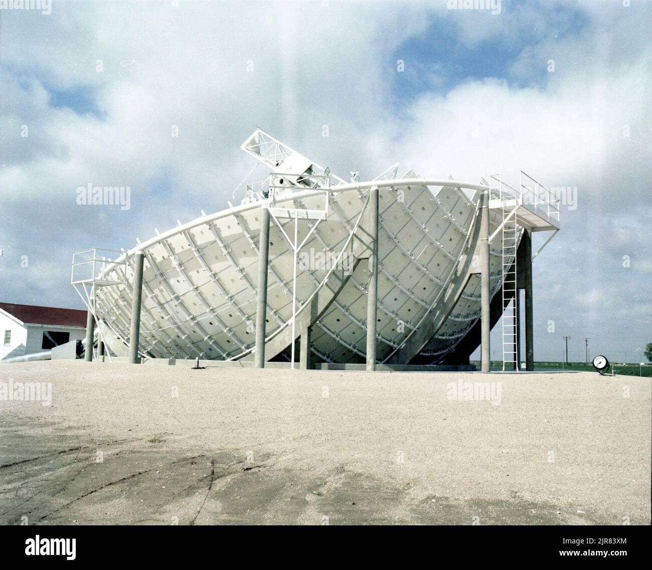 A801196 CROSBYTOWN, TX SOLAR POWER PROJECT WILLIAM MCCULLOCH AOÛT 19 80 EG&G/NTS PHOTO LAB DATE DE PUBLICATION: 8/19/1980 ESSAI AU SOL; AGT; PROJET D'ÉNERGIE SOLAIRE CROSBYTON; EDGERTON, GERMESHAUSEN & GRIER; EG&G; TECHNOLOGIE DE L'ÉNERGIE; ÉQUIPEMENTS ET INSTRUMENTS ; INSTRUMENTS ET ÉQUIPEMENTS ; MCCULLOCH, WILLIAM ; SITE DE TEST DU NEVADA ; NTS; ESSAIS NUCLÉAIRES; ÉNERGIE; TECHNOLOGIE DE L'ÉNERGIE SOLAIRE; CONCEPT DE GRIDIRON SOLAIRE; DISPOSITIFS DE CHAUFFAGE SOLAIRE; ÉNERGIE SOLAIRE; CENTRALES SOLAIRES; ESSAIS SOLAIRES; ESSAIS SOLAIRES; ÉNERGIE SOLAIRE THERMIQUE ÉLECTRIQUE; ESSAIS SOLAIRES THERMIQUES; LUMIÈRE DU SOLEIL; SITES D'ESSAI; TEXAS; TEXAS TECH UNIVERSITY ; CROSBYTOWN SOL Banque D'Images