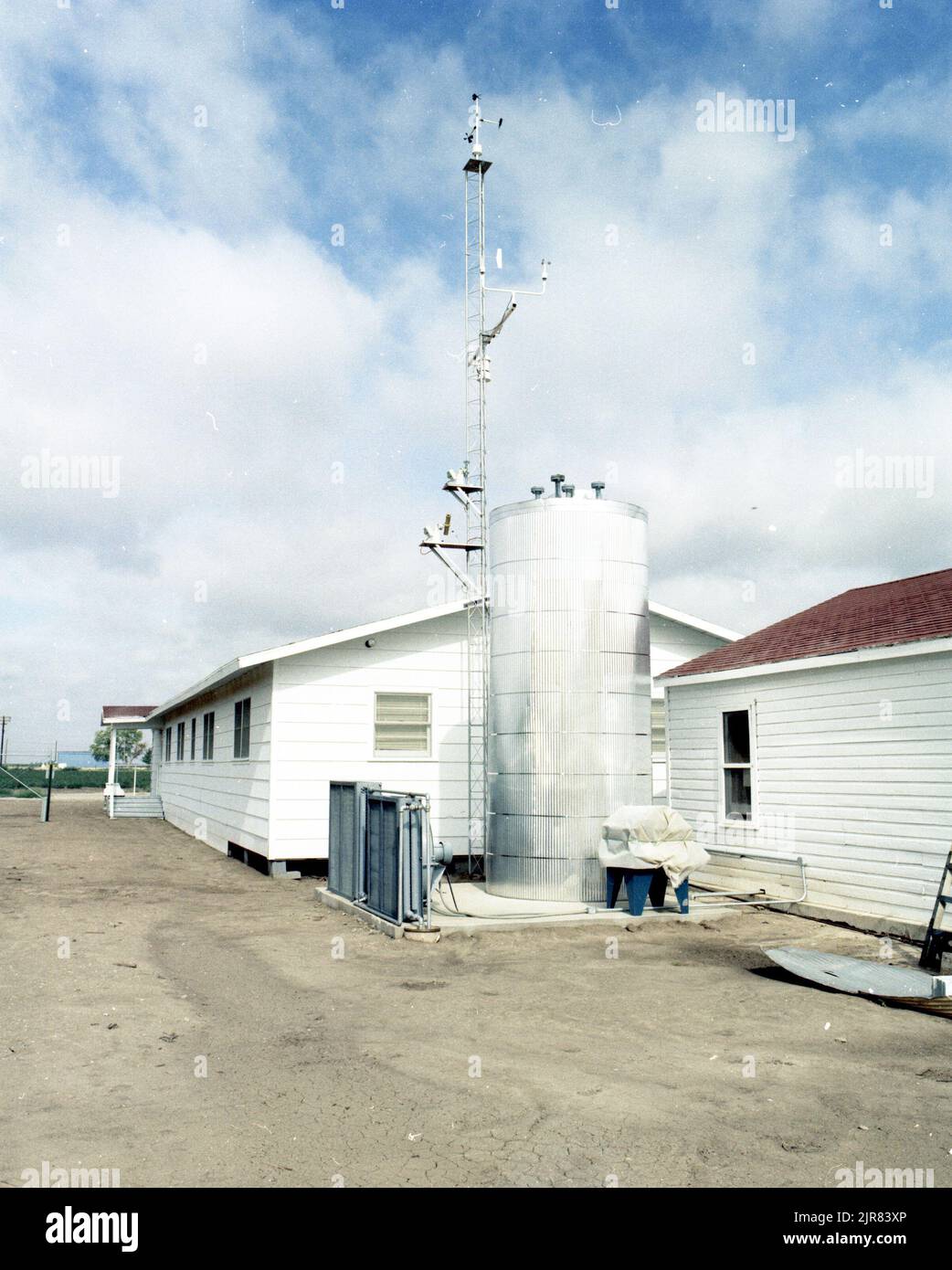 A801189 CROSBYTOWN, TX SOLAR POWER PROJECT WILLIAM MCCULLOCH AOÛT 19 80 EG&G/NTS PHOTO LAB DATE DE PUBLICATION: 8/19/1980 ESSAI AU SOL; AGT; PROJET D'ÉNERGIE SOLAIRE CROSBYTON; EDGERTON, GERMESHAUSEN & GRIER; EG&G; TECHNOLOGIE DE L'ÉNERGIE; ÉQUIPEMENTS ET INSTRUMENTS ; INSTRUMENTS ET ÉQUIPEMENTS ; MCCULLOCH, WILLIAM ; SITE DE TEST DU NEVADA ; NTS; ESSAIS NUCLÉAIRES; ÉNERGIE; TECHNOLOGIE DE L'ÉNERGIE SOLAIRE; CONCEPT DE GRIDIRON SOLAIRE; DISPOSITIFS DE CHAUFFAGE SOLAIRE; ÉNERGIE SOLAIRE; CENTRALES SOLAIRES; ESSAIS SOLAIRES; ESSAIS SOLAIRES; ÉNERGIE SOLAIRE THERMIQUE ÉLECTRIQUE; ESSAIS SOLAIRES THERMIQUES; LUMIÈRE DU SOLEIL; SITES D'ESSAI; TEXAS; TEXAS TECH UNIVERSITY ; CROSBYTOWN SOL Banque D'Images