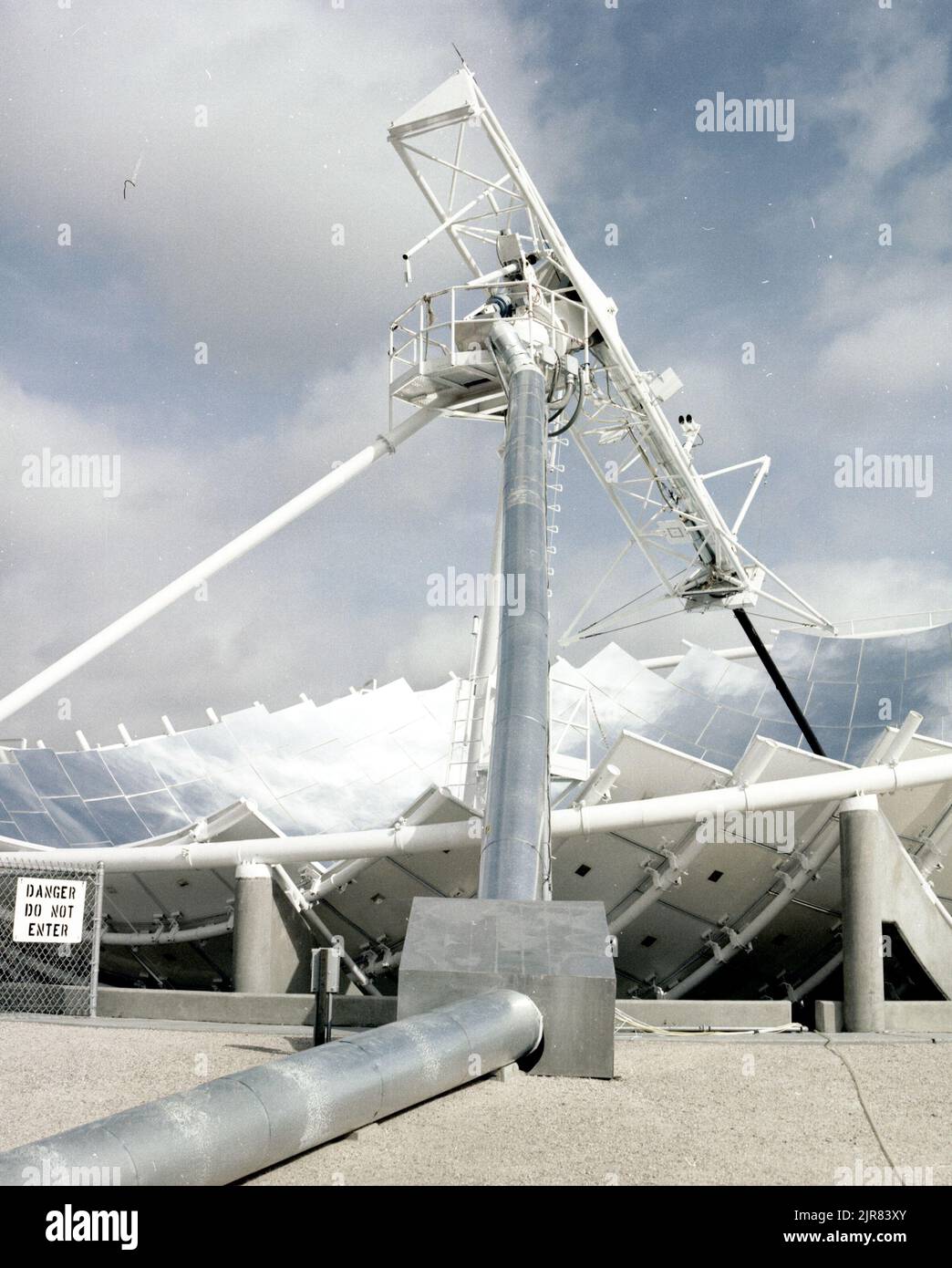 A801191 CROSBYTOWN, TX SOLAR POWER PROJECT WILLIAM MCCULLOCH AOÛT 19 80 EG&G/NTS PHOTO LAB DATE DE PUBLICATION: 8/19/1980 ESSAI AU SOL; AGT; PROJET D'ÉNERGIE SOLAIRE CROSBYTON; EDGERTON, GERMESHAUSEN & GRIER; EG&G; TECHNOLOGIE DE L'ÉNERGIE; ÉQUIPEMENTS ET INSTRUMENTS ; INSTRUMENTS ET ÉQUIPEMENTS ; MCCULLOCH, WILLIAM ; SITE DE TEST DU NEVADA ; NTS; ESSAIS NUCLÉAIRES; ÉNERGIE; TECHNOLOGIE DE L'ÉNERGIE SOLAIRE; CONCEPT DE GRIDIRON SOLAIRE; DISPOSITIFS DE CHAUFFAGE SOLAIRE; ÉNERGIE SOLAIRE; CENTRALES SOLAIRES; ESSAIS SOLAIRES; ESSAIS SOLAIRES; ÉNERGIE SOLAIRE THERMIQUE ÉLECTRIQUE; ESSAIS SOLAIRES THERMIQUES; LUMIÈRE DU SOLEIL; SITES D'ESSAI; TEXAS; TEXAS TECH UNIVERSITY ; CROSBYTOWN SOL Banque D'Images