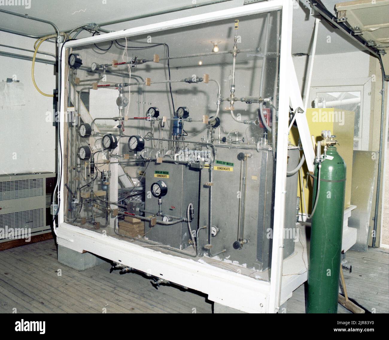 A801184 CROSBYTOWN, TX SOLAR POWER PROJECT WILLIAM MCCULLOCH AOÛT 19 80 EG&G/NTS PHOTO LAB DATE DE PUBLICATION: 8/19/1980 ESSAI AU SOL; AGT; PROJET D'ÉNERGIE SOLAIRE CROSBYTON; EDGERTON, GERMESHAUSEN & GRIER; EG&G; TECHNOLOGIE DE L'ÉNERGIE; ÉQUIPEMENTS ET INSTRUMENTS ; INSTRUMENTS ET ÉQUIPEMENTS ; MCCULLOCH, WILLIAM ; SITE DE TEST DU NEVADA ; NTS; ESSAIS NUCLÉAIRES; ÉNERGIE; TECHNOLOGIE DE L'ÉNERGIE SOLAIRE; CONCEPT DE GRIDIRON SOLAIRE; DISPOSITIFS DE CHAUFFAGE SOLAIRE; ÉNERGIE SOLAIRE; CENTRALES SOLAIRES; ESSAIS SOLAIRES; ESSAIS SOLAIRES; ÉNERGIE SOLAIRE THERMIQUE ÉLECTRIQUE; ESSAIS SOLAIRES THERMIQUES; LUMIÈRE DU SOLEIL; SITES D'ESSAI; TEXAS; TEXAS TECH UNIVERSITY ; CROSBYTOWN SOL Banque D'Images