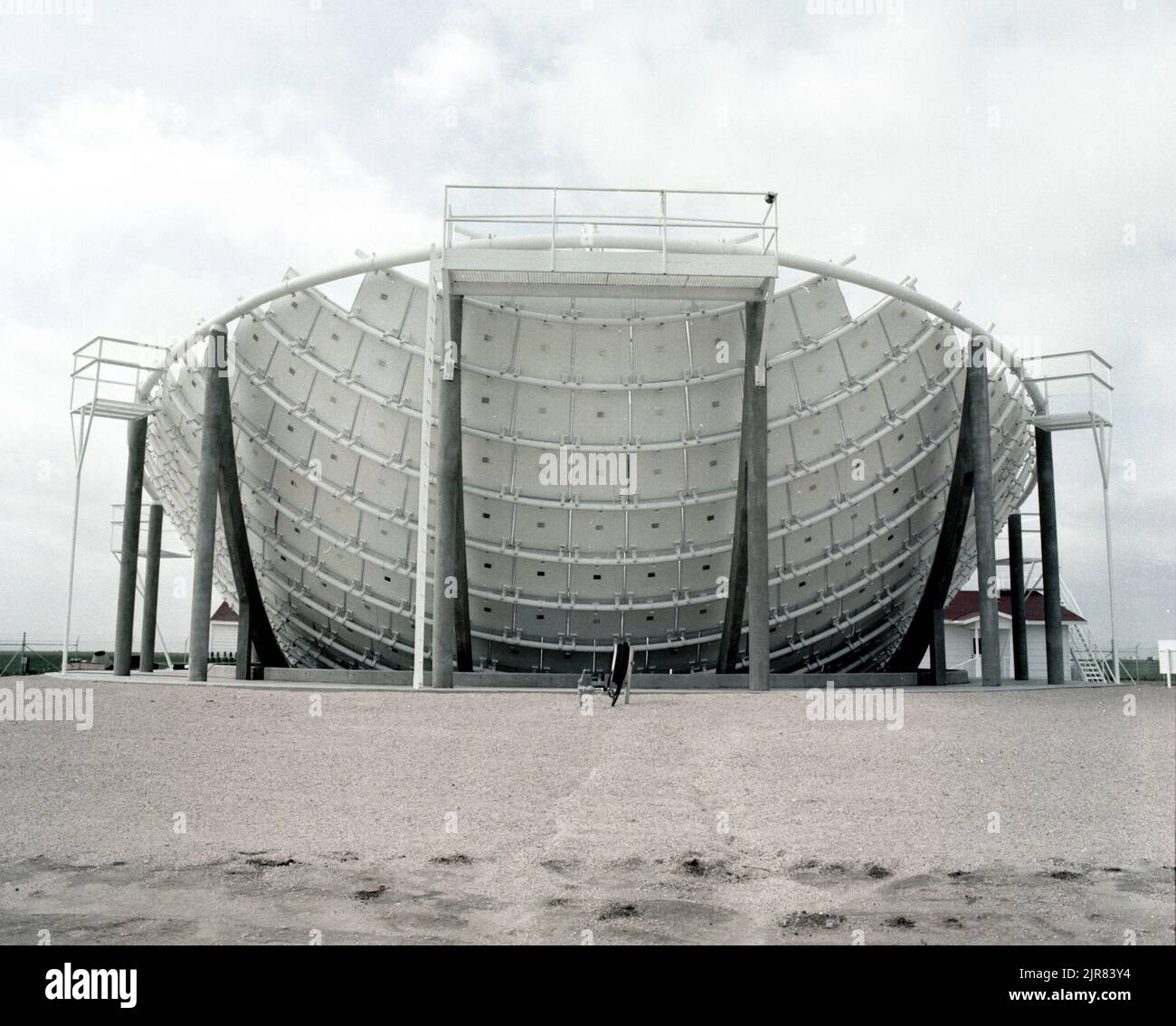 A801195 CROSBYTOWN, TX SOLAR POWER PROJECT WILLIAM MCCULLOCH AOÛT 19 80 EG&G/NTS PHOTO LAB DATE DE PUBLICATION: 8/19/1980 ESSAI AU SOL; AGT; PROJET D'ÉNERGIE SOLAIRE CROSBYTON; EDGERTON, GERMESHAUSEN & GRIER; EG&G; TECHNOLOGIE DE L'ÉNERGIE; ÉQUIPEMENTS ET INSTRUMENTS ; INSTRUMENTS ET ÉQUIPEMENTS ; MCCULLOCH, WILLIAM ; SITE DE TEST DU NEVADA ; NTS; ESSAIS NUCLÉAIRES; ÉNERGIE; TECHNOLOGIE DE L'ÉNERGIE SOLAIRE; CONCEPT DE GRIDIRON SOLAIRE; DISPOSITIFS DE CHAUFFAGE SOLAIRE; ÉNERGIE SOLAIRE; CENTRALES SOLAIRES; ESSAIS SOLAIRES; ESSAIS SOLAIRES; ÉNERGIE SOLAIRE THERMIQUE ÉLECTRIQUE; ESSAIS SOLAIRES THERMIQUES; LUMIÈRE DU SOLEIL; SITES D'ESSAI; TEXAS; TEXAS TECH UNIVERSITY ; CROSBYTOWN SOL Banque D'Images