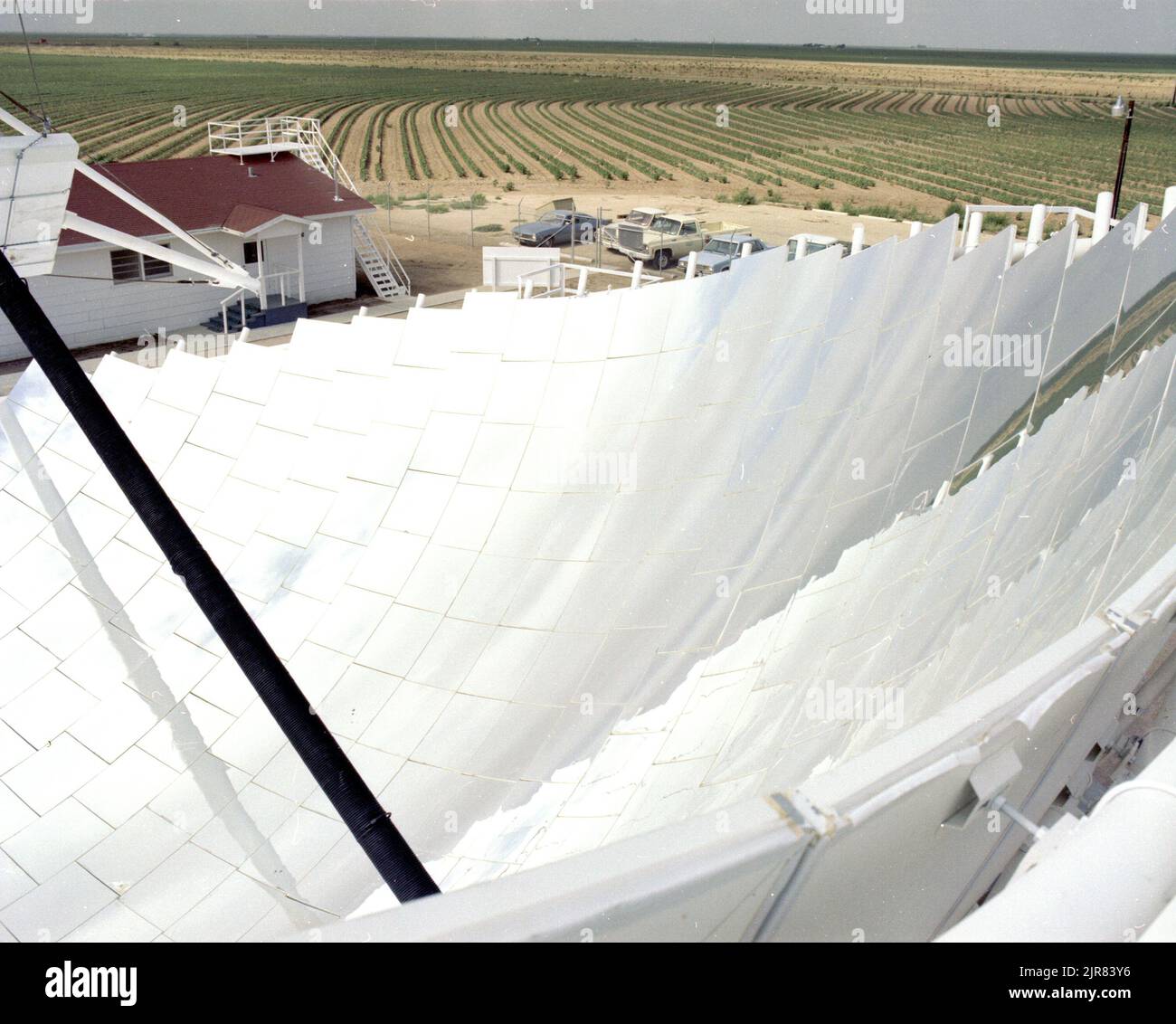 A801193 CROSBYTOWN, TX SOLAR POWER PROJECT WILLIAM MCCULLOCH AOÛT 19 80 EG&G/NTS PHOTO LAB DATE DE PUBLICATION: 8/19/1980 ESSAI AU SOL; AGT; PROJET D'ÉNERGIE SOLAIRE CROSBYTON; EDGERTON, GERMESHAUSEN & GRIER; EG&G; TECHNOLOGIE DE L'ÉNERGIE; ÉQUIPEMENTS ET INSTRUMENTS ; INSTRUMENTS ET ÉQUIPEMENTS ; MCCULLOCH, WILLIAM ; SITE DE TEST DU NEVADA ; NTS; ESSAIS NUCLÉAIRES; ÉNERGIE; TECHNOLOGIE DE L'ÉNERGIE SOLAIRE; CONCEPT DE GRIDIRON SOLAIRE; DISPOSITIFS DE CHAUFFAGE SOLAIRE; ÉNERGIE SOLAIRE; CENTRALES SOLAIRES; ESSAIS SOLAIRES; ESSAIS SOLAIRES; ÉNERGIE SOLAIRE THERMIQUE ÉLECTRIQUE; ESSAIS SOLAIRES THERMIQUES; LUMIÈRE DU SOLEIL; SITES D'ESSAI; TEXAS; TEXAS TECH UNIVERSITY ; CROSBYTOWN SOL Banque D'Images