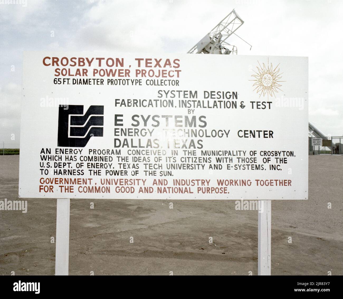 A801190 CROSBYTOWN, TX SOLAR POWER PROJECT WILLIAM MCCULLOCH AOÛT 19 80 EG&G/NTS PHOTO LAB DATE DE PUBLICATION: 8/19/1980 ESSAI AU SOL; AGT; PROJET D'ÉNERGIE SOLAIRE CROSBYTON; EDGERTON, GERMESHAUSEN & GRIER; EG&G; TECHNOLOGIE DE L'ÉNERGIE; ÉQUIPEMENTS ET INSTRUMENTS ; INSTRUMENTS ET ÉQUIPEMENTS ; MCCULLOCH, WILLIAM ; SITE DE TEST DU NEVADA ; NTS; ESSAIS NUCLÉAIRES; ÉNERGIE; TECHNOLOGIE DE L'ÉNERGIE SOLAIRE; CONCEPT DE GRIDIRON SOLAIRE; DISPOSITIFS DE CHAUFFAGE SOLAIRE; ÉNERGIE SOLAIRE; CENTRALES SOLAIRES; ESSAIS SOLAIRES; ESSAIS SOLAIRES; ÉNERGIE SOLAIRE THERMIQUE ÉLECTRIQUE; ESSAIS SOLAIRES THERMIQUES; LUMIÈRE DU SOLEIL; SITES D'ESSAI; TEXAS; TEXAS TECH UNIVERSITY ; CROSBYTOWN SOL Banque D'Images