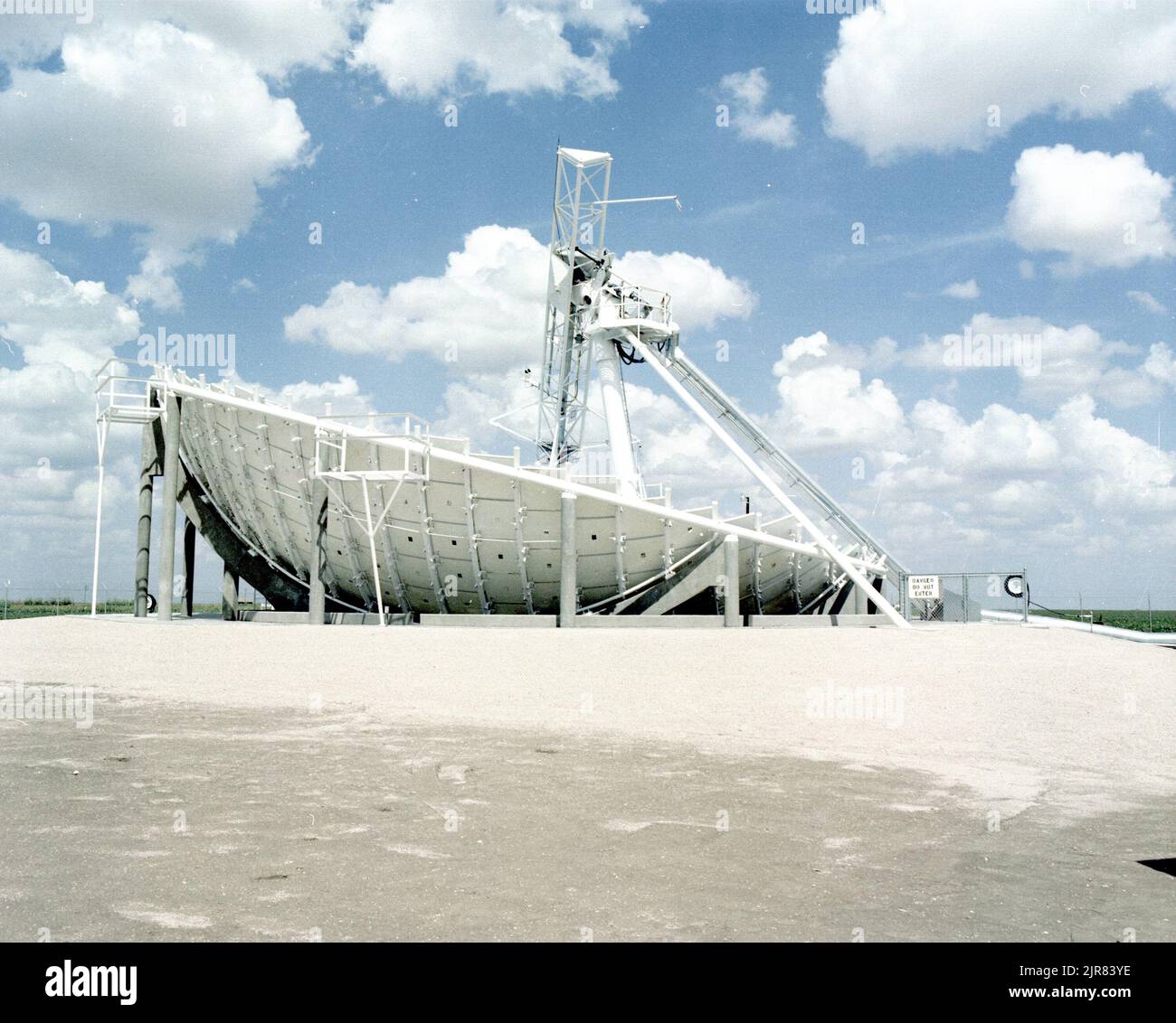 A801198 CROSBYTOWN, TX SOLAR POWER PROJECT WILLIAM MCCULLOCH AOÛT 19 80 EG&G/NTS PHOTO LAB DATE DE PUBLICATION: 8/19/1980 ESSAI AU SOL; AGT; PROJET D'ÉNERGIE SOLAIRE CROSBYTON; EDGERTON, GERMESHAUSEN & GRIER; EG&G; TECHNOLOGIE DE L'ÉNERGIE; ÉQUIPEMENTS ET INSTRUMENTS ; INSTRUMENTS ET ÉQUIPEMENTS ; MCCULLOCH, WILLIAM ; SITE DE TEST DU NEVADA ; NTS; ESSAIS NUCLÉAIRES; ÉNERGIE; TECHNOLOGIE DE L'ÉNERGIE SOLAIRE; CONCEPT DE GRIDIRON SOLAIRE; DISPOSITIFS DE CHAUFFAGE SOLAIRE; ÉNERGIE SOLAIRE; CENTRALES SOLAIRES; ESSAIS SOLAIRES; ESSAIS SOLAIRES; ÉNERGIE SOLAIRE THERMIQUE ÉLECTRIQUE; ESSAIS SOLAIRES THERMIQUES; LUMIÈRE DU SOLEIL; SITES D'ESSAI; TEXAS; TEXAS TECH UNIVERSITY ; CROSBYTOWN SOL Banque D'Images