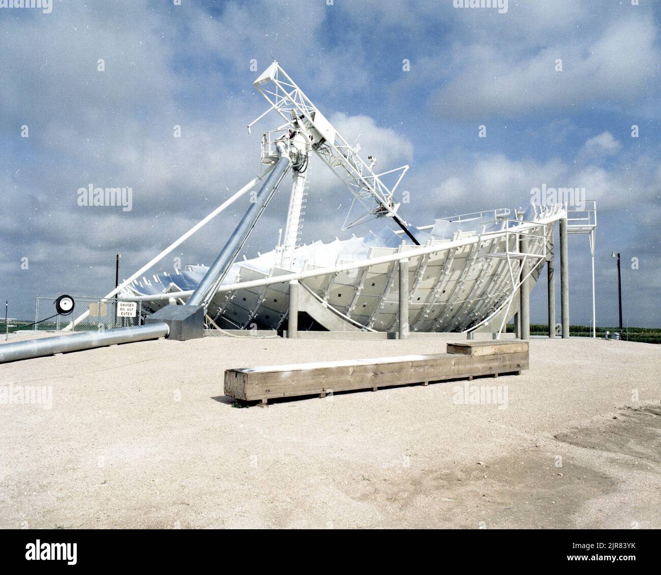 A801197 CROSBYTOWN, TX SOLAR POWER PROJECT WILLIAM MCCULLOCH AOÛT 19 80 EG&G/NTS PHOTO LAB DATE DE PUBLICATION: 8/19/1980 ESSAI AU SOL; AGT; PROJET D'ÉNERGIE SOLAIRE CROSBYTON; EDGERTON, GERMESHAUSEN & GRIER; EG&G; TECHNOLOGIE DE L'ÉNERGIE; ÉQUIPEMENTS ET INSTRUMENTS ; INSTRUMENTS ET ÉQUIPEMENTS ; MCCULLOCH, WILLIAM ; SITE DE TEST DU NEVADA ; NTS; ESSAIS NUCLÉAIRES; ÉNERGIE; TECHNOLOGIE DE L'ÉNERGIE SOLAIRE; CONCEPT DE GRIDIRON SOLAIRE; DISPOSITIFS DE CHAUFFAGE SOLAIRE; ÉNERGIE SOLAIRE; CENTRALES SOLAIRES; ESSAIS SOLAIRES; ESSAIS SOLAIRES; ÉNERGIE SOLAIRE THERMIQUE ÉLECTRIQUE; ESSAIS SOLAIRES THERMIQUES; LUMIÈRE DU SOLEIL; SITES D'ESSAI; TEXAS; TEXAS TECH UNIVERSITY ; CROSBYTOWN SOL Banque D'Images