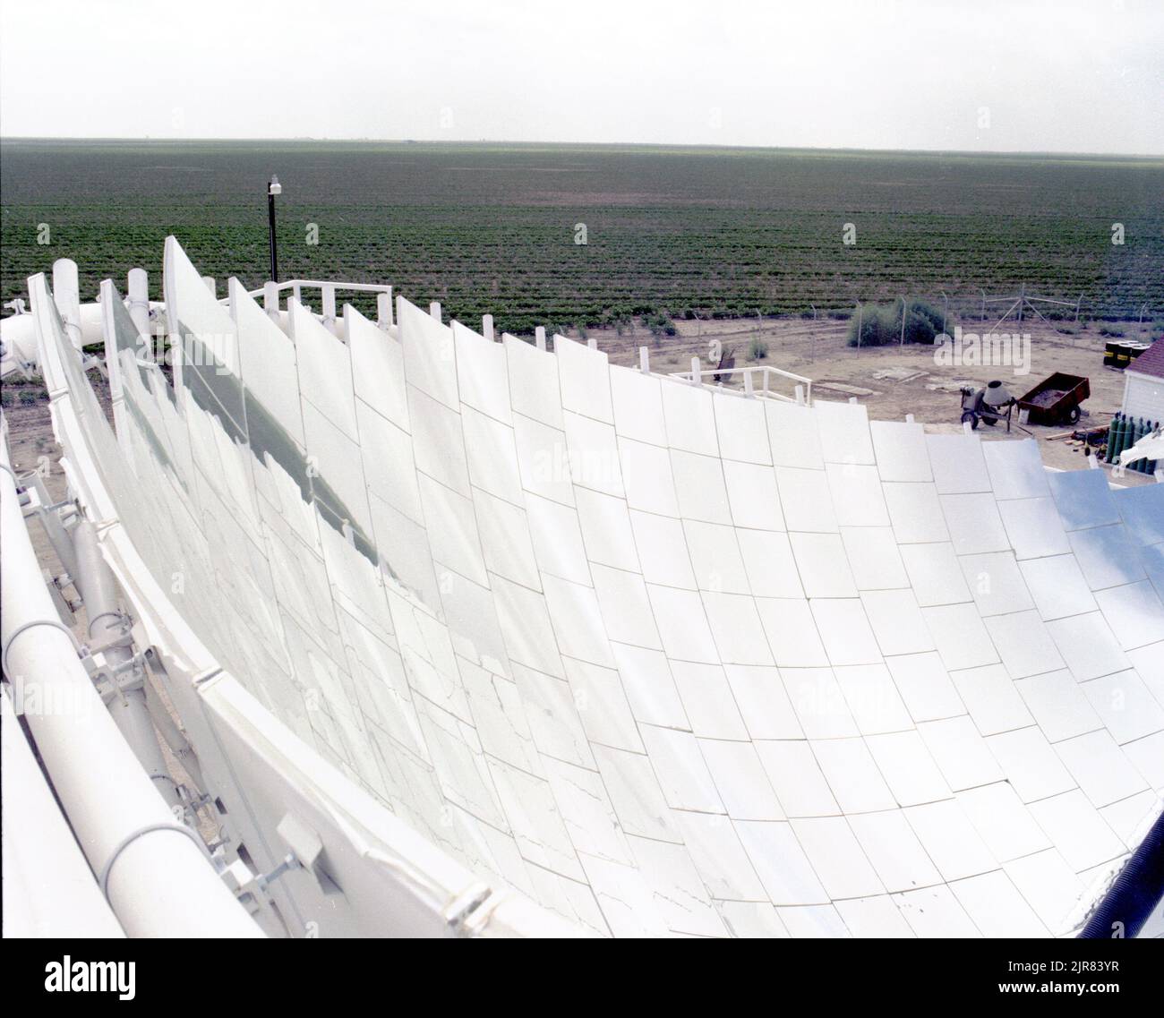 A801192 CROSBYTOWN, TX SOLAR POWER PROJECT WILLIAM MCCULLOCH AOÛT 19 80 EG&G/NTS PHOTO LAB DATE DE PUBLICATION: 8/19/1980 ESSAI AU SOL; AGT; PROJET D'ÉNERGIE SOLAIRE CROSBYTON; EDGERTON, GERMESHAUSEN & GRIER; EG&G; TECHNOLOGIE DE L'ÉNERGIE; ÉQUIPEMENTS ET INSTRUMENTS ; INSTRUMENTS ET ÉQUIPEMENTS ; MCCULLOCH, WILLIAM ; SITE DE TEST DU NEVADA ; NTS; ESSAIS NUCLÉAIRES; ÉNERGIE; TECHNOLOGIE DE L'ÉNERGIE SOLAIRE; CONCEPT DE GRIDIRON SOLAIRE; DISPOSITIFS DE CHAUFFAGE SOLAIRE; ÉNERGIE SOLAIRE; CENTRALES SOLAIRES; ESSAIS SOLAIRES; ESSAIS SOLAIRES; ÉNERGIE SOLAIRE THERMIQUE ÉLECTRIQUE; ESSAIS SOLAIRES THERMIQUES; LUMIÈRE DU SOLEIL; SITES D'ESSAI; TEXAS; TEXAS TECH UNIVERSITY ; CROSBYTOWN SOL Banque D'Images