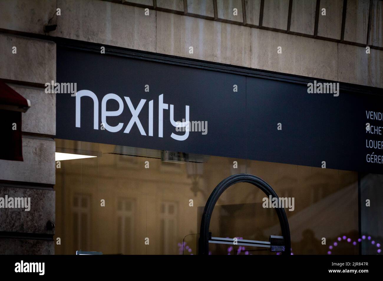 Photo d'un signe avec le logo de Nexity sur leur bureau local pour Bordeaux, France. Nexity est une entreprise française qui se concentre sur le développement immobilier Banque D'Images