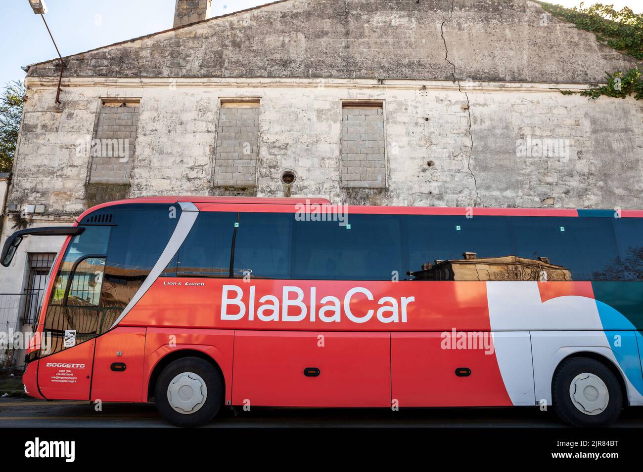 Image d'un bus longue distance avec le logo de Blablacar bus. Blabacar bus, anciennement blababus, Ouibus, iDBUS, assure des services d'autocars en France et Banque D'Images