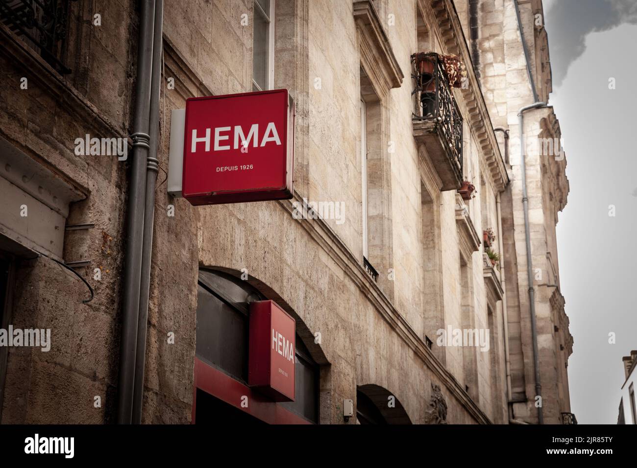 Photo d'un signe avec le logo de Hema sur leur magasin principal pour Bordeaux, France. HEMA (à l'origine un acronyme pour Hollandsche Eenheidsprijzen Maatscha Banque D'Images Photo d'un signe avec le logo de Hema sur leur magasin principal pour Bordeaux, France. HEMA (à l'origine un acronyme pour Hollandsche Eenheidsprijzen Maatscha Banque D'Images