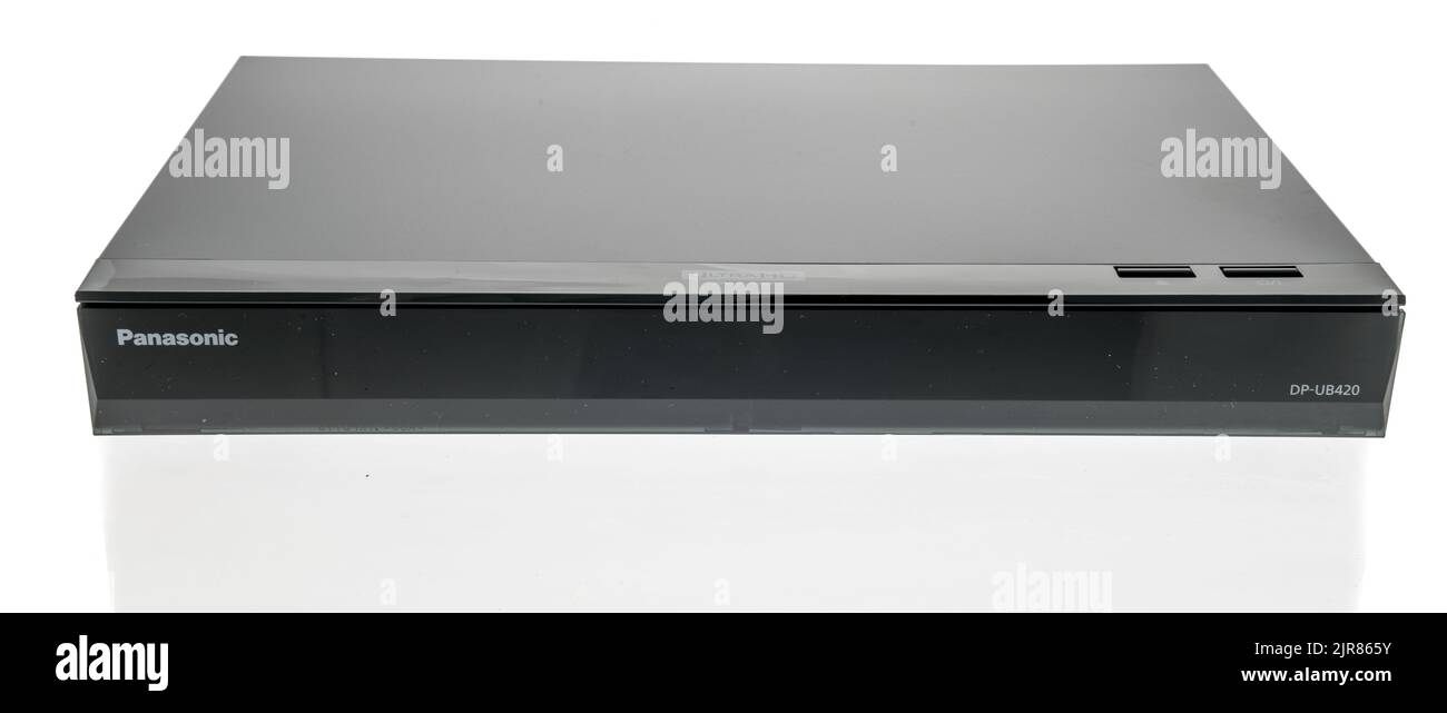 Winneconne, WI - 6 juin 2022 : un pack de lecteur blu-ray DP-UB420 Panasonic sur un arrière-plan isolé. Banque D'Images