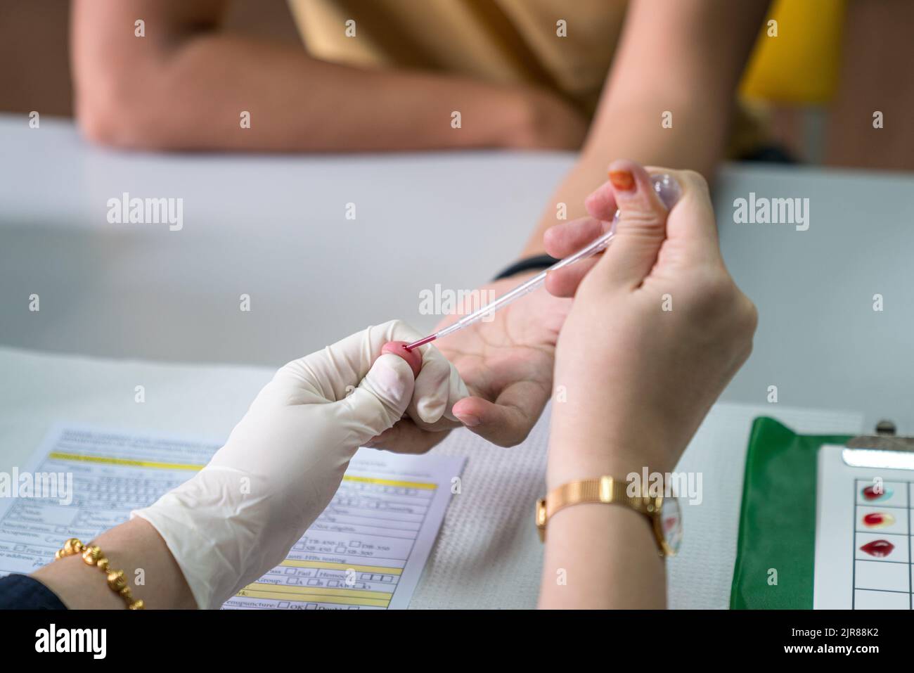 Infirmière qui tire du sang du doigt du patient. Gros plan. Banque D'Images