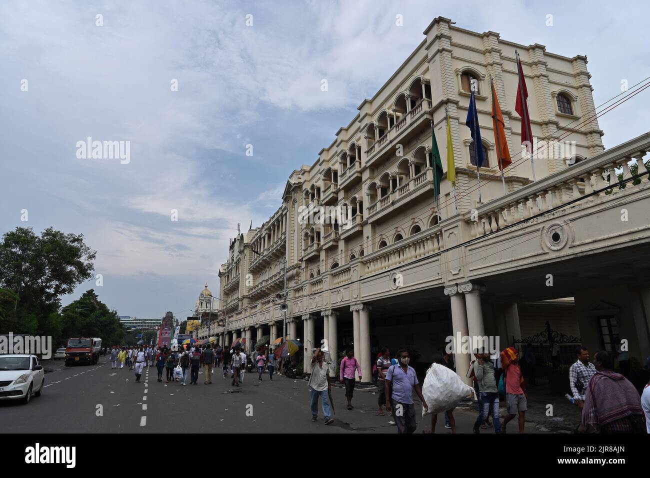 Kolkata, Bengale-Occidental, Inde - 21st juillet 2022 : Grand Hôtel emblématique de l'Esplanade, région de Dharmatala avec drapeaux ondulant et fond bleu ciel. Colonial ar Banque D'Images