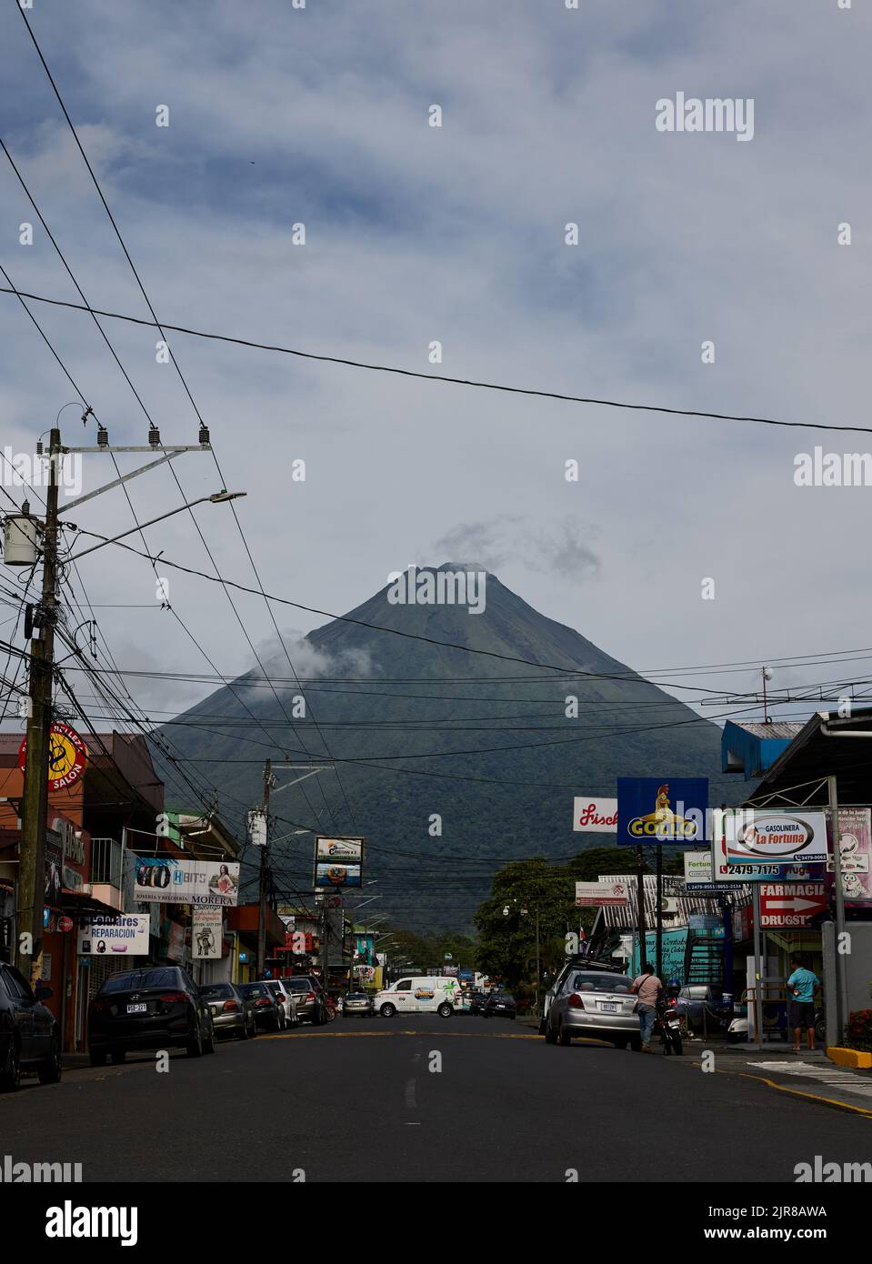 La rue de la ville de la Fortuna avec le volcan Arenal en arrière-plan ...