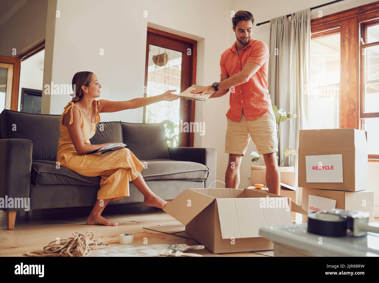 Les couples recyclent, donnent et emballent des boîtes pour le déménagement tout en déplaçant la maison pour le développement durable et le mode de vie écologique. Sauvegarde de l'environnement avec zéro Banque D'Images